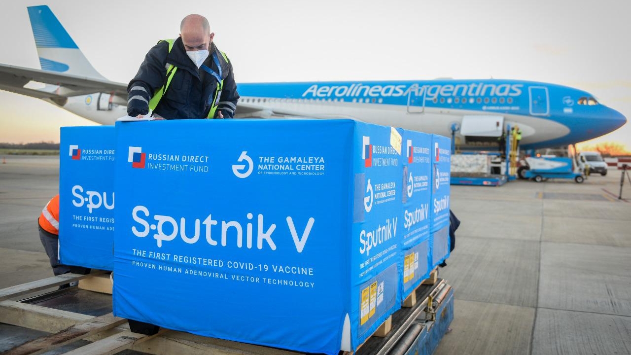 Vacunas Sputnik V llegan al aeropuerto de Ezeiza para reforzar la vacunación en Argentina