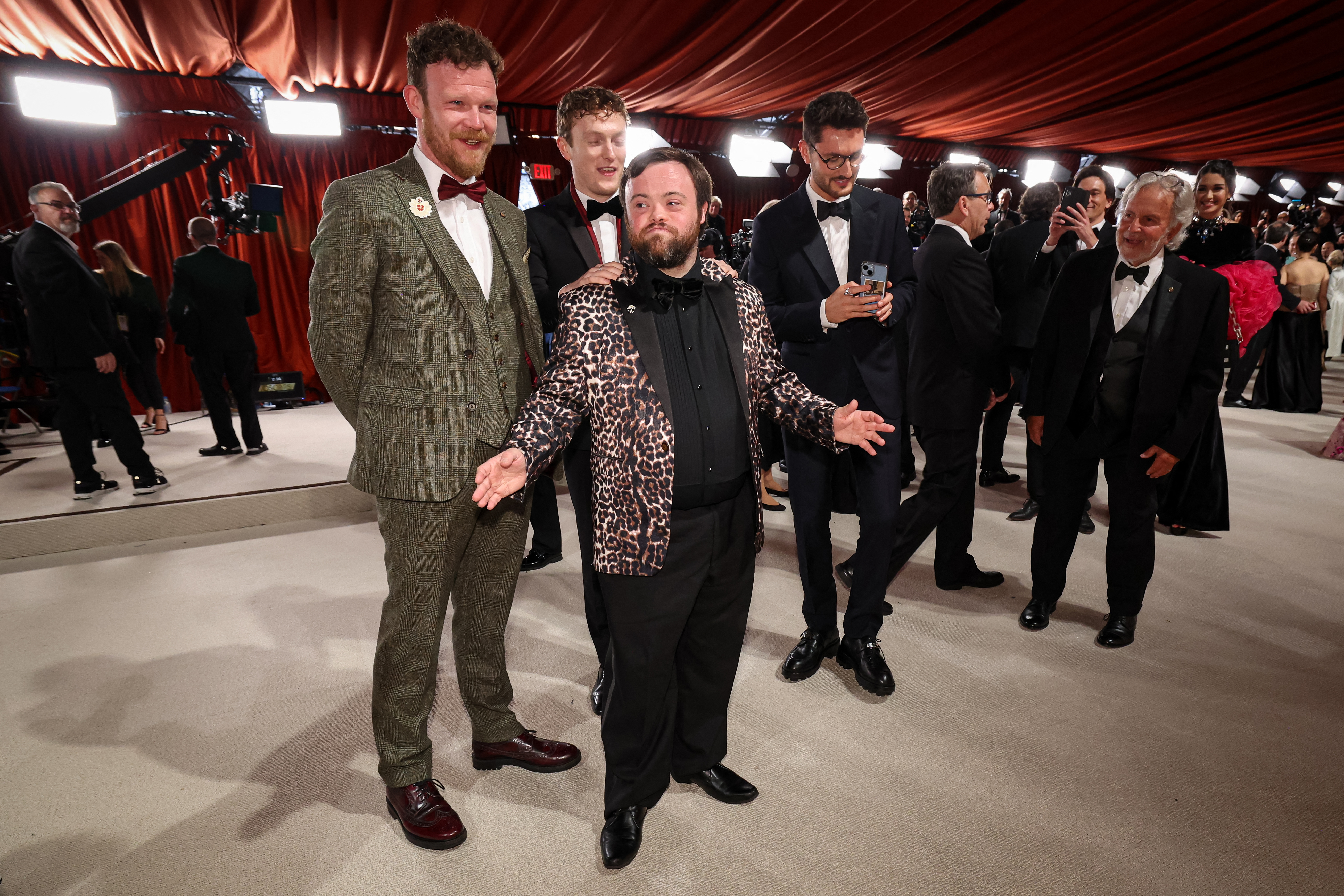 Tom Berkeley, Seamus O'Hara, James Martin y Ross White, de An Irish Goodbye, en la alfombra champagne de los Oscar (REUTERS)
