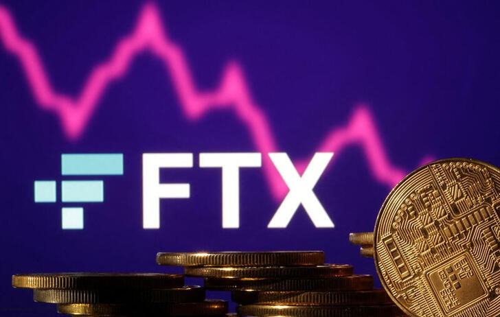 Ilustración fotográfica con representaciones de criptomonedas frente a un logo de FTX y un gráfico decreciente. 10 noviembre 2022. REUTERS/Dado Ruvic