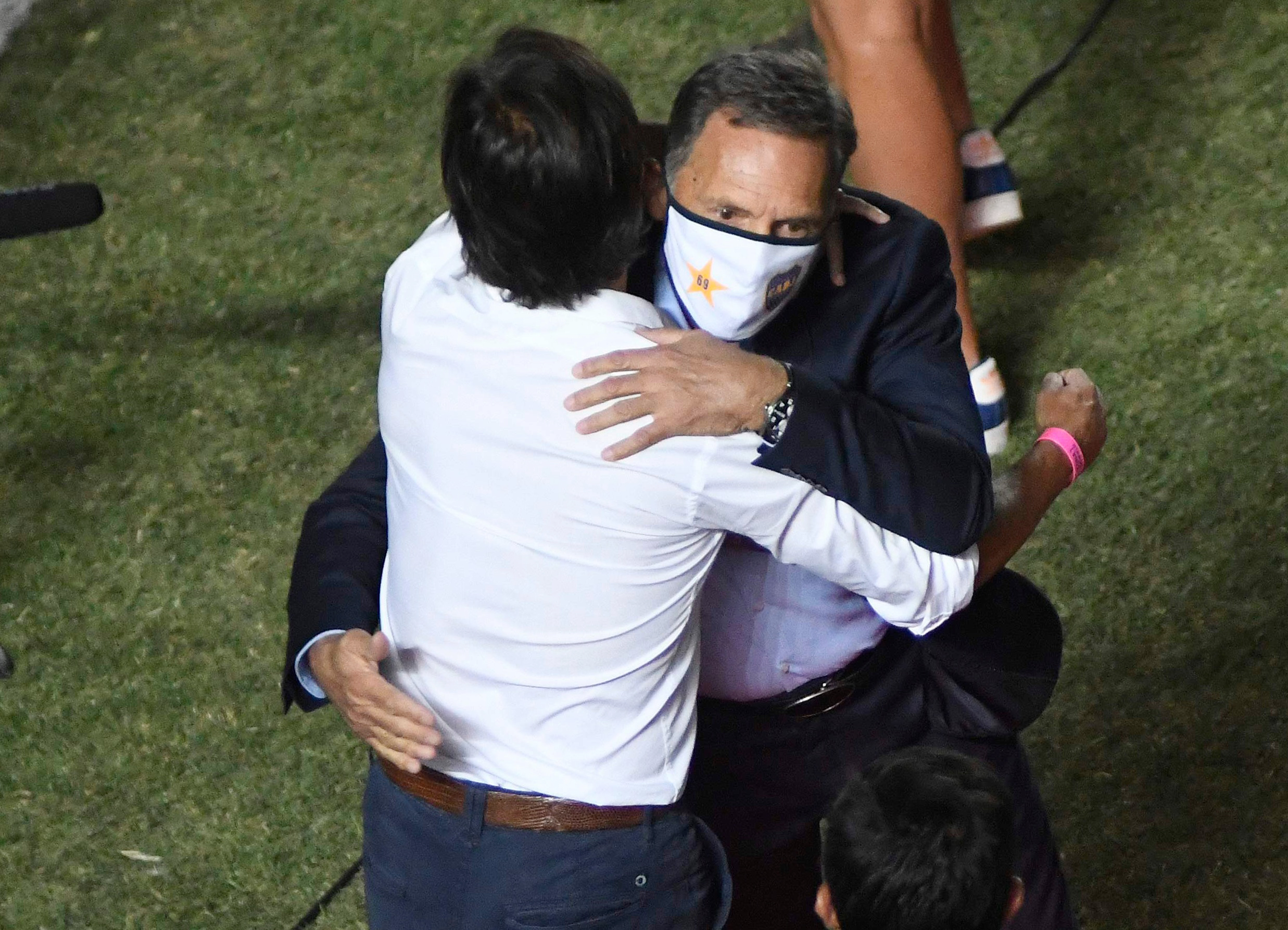 El abrazo entre Miguel Ángel Russo y Archu Sanguinetti en el umbral del partido