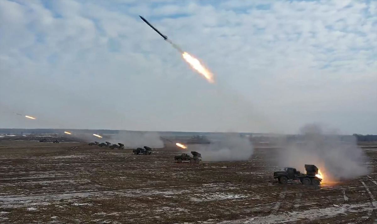 Batería de misiles rusos en acción. Así atacarán a Ucrania desde el territorio ruso, entre la frontera y la autopista M4 (Reuters)