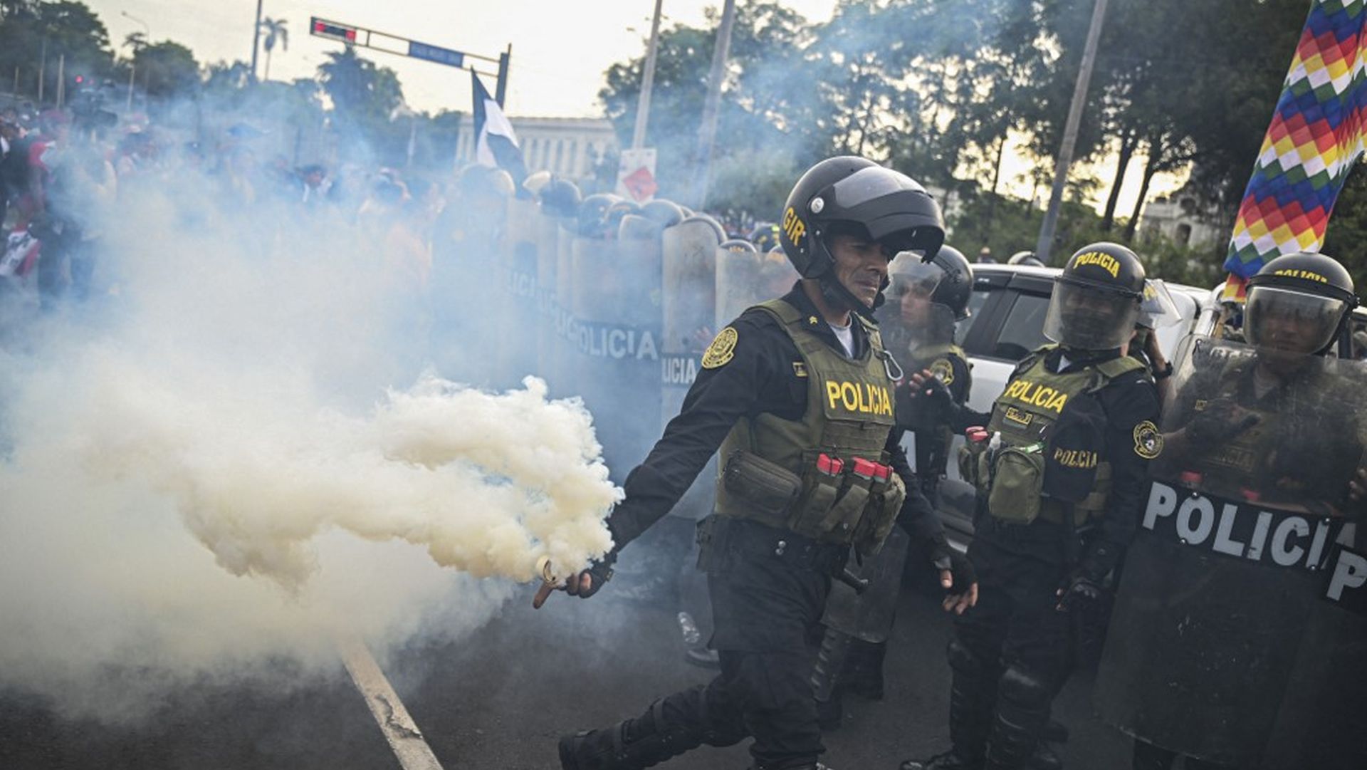 Manifestantes se agrupan para protestar en contra del gobierno de Dina Boluarte. Fotógrafo de AFP capta el momento cuando un policía lanza gas lacrimógeno para dispersarlos. . ERNESTO BENAVIDES / AFP