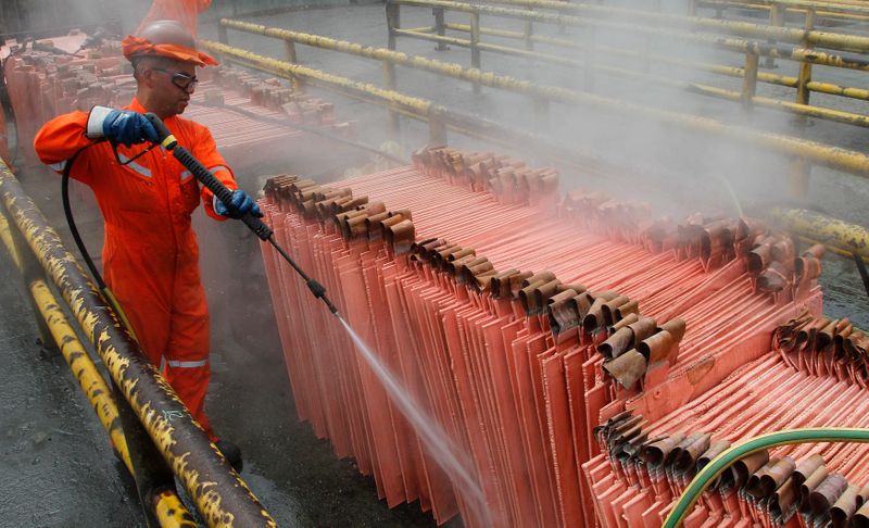 IMAGEN DE ARCHIVO. Un trabajador limpia cátodos de cobre dentro de una planta en la refinería Ventanas de la chilena Codelco, en Ventanas, Chile. Enero 6, 2015. REUTERS/Rodrigo Garrido
