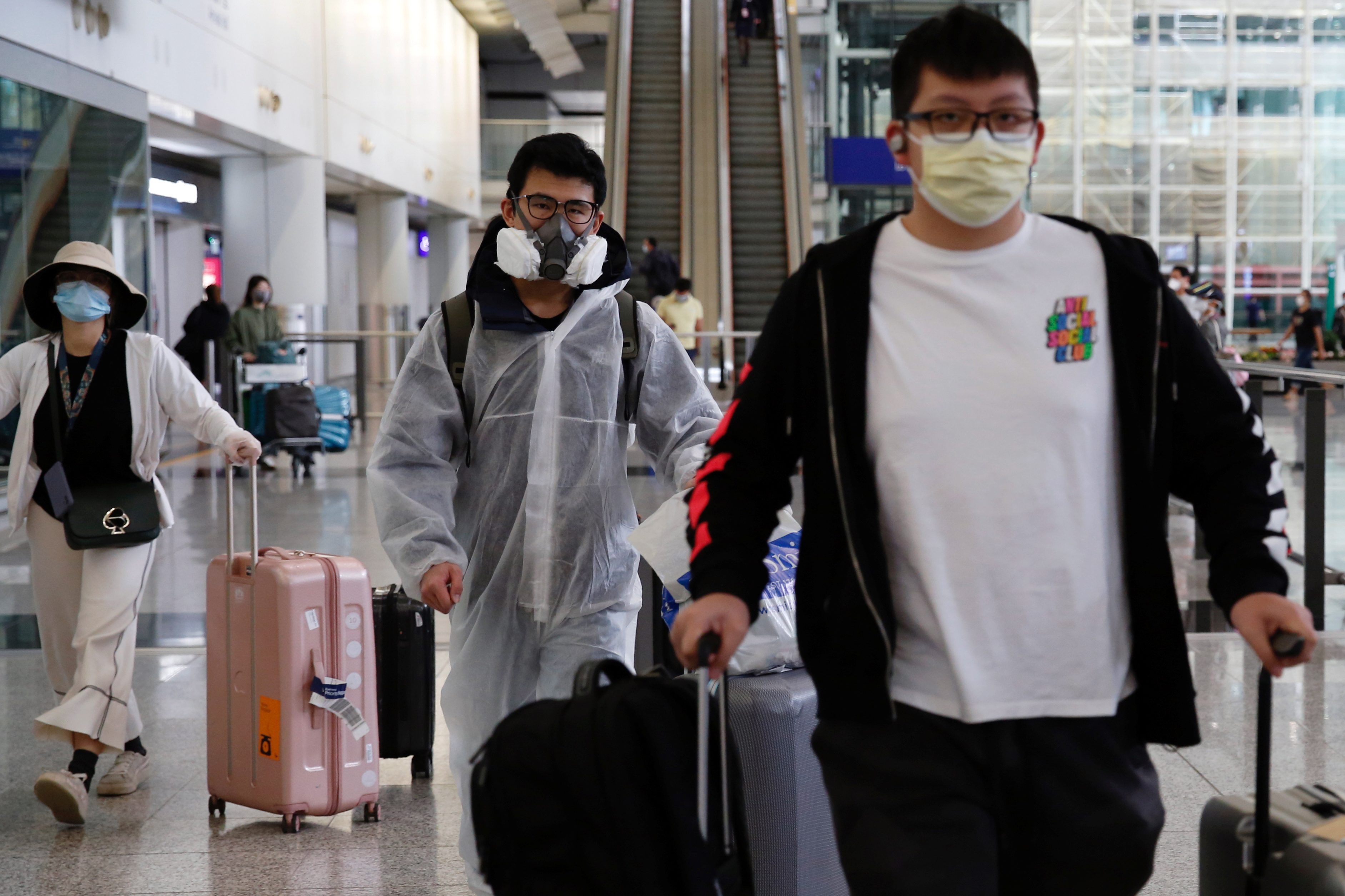 Pasajeros arriban al aeropuerto internacional de Hong Kong (Reuters)