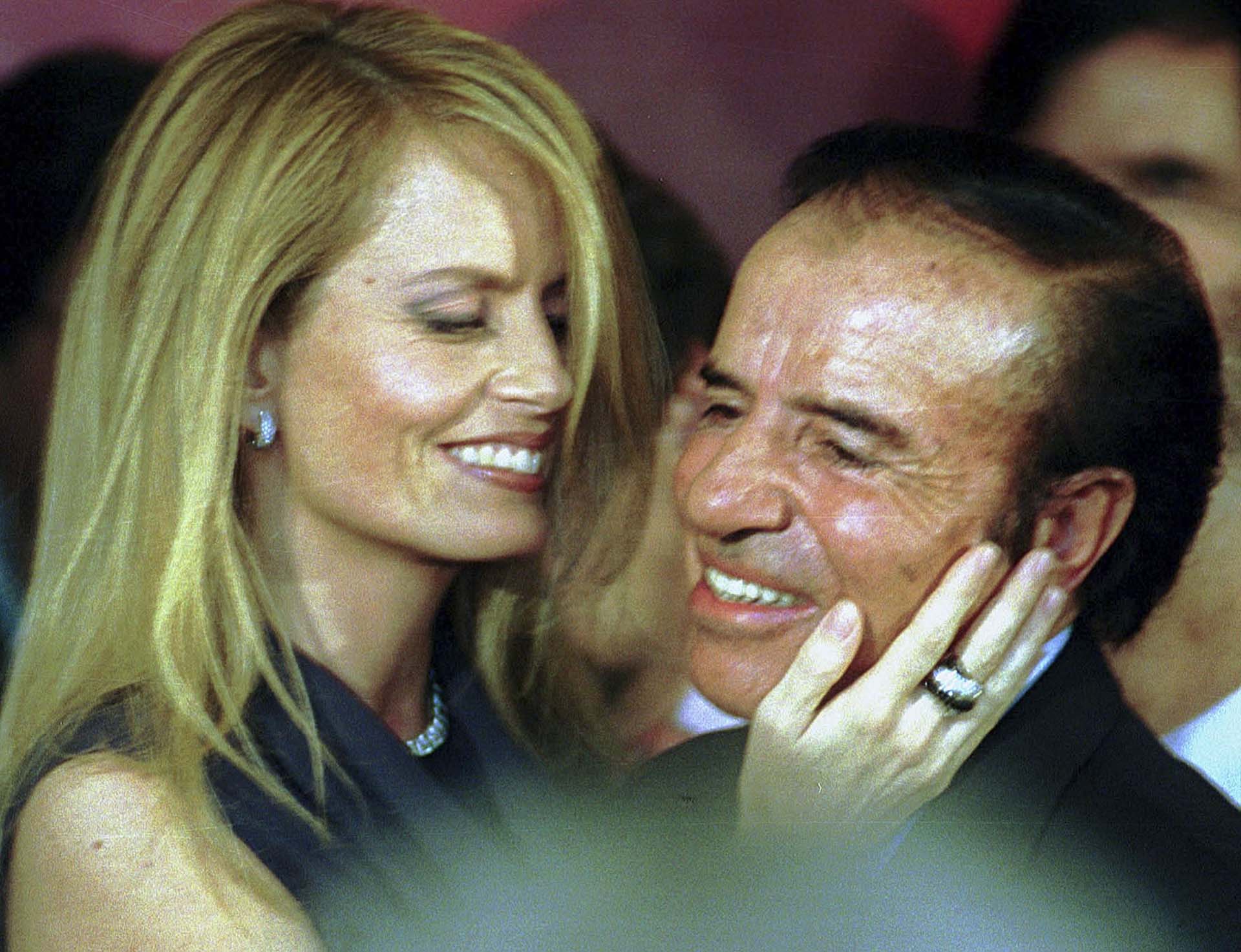 Carlos Menem junto a Cecilia Bolocco, presentadora de televisión, actriz y modelo chilena, con quien estuvo casado entre 2001 y 2007