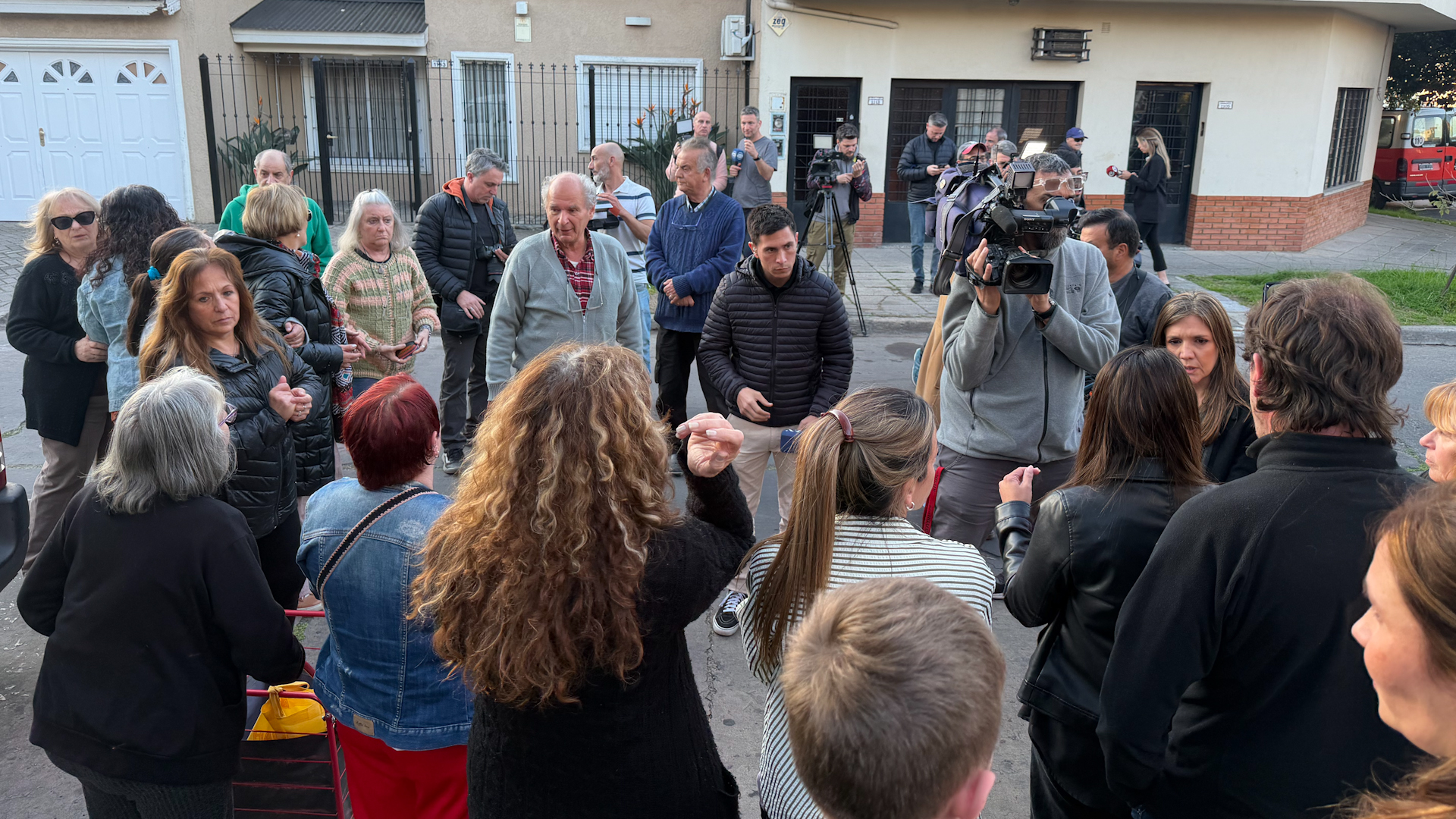 Tras el tiroteo frente a una escuela de El Palomar, padres y vecinos marcharon para reclamar seguridad