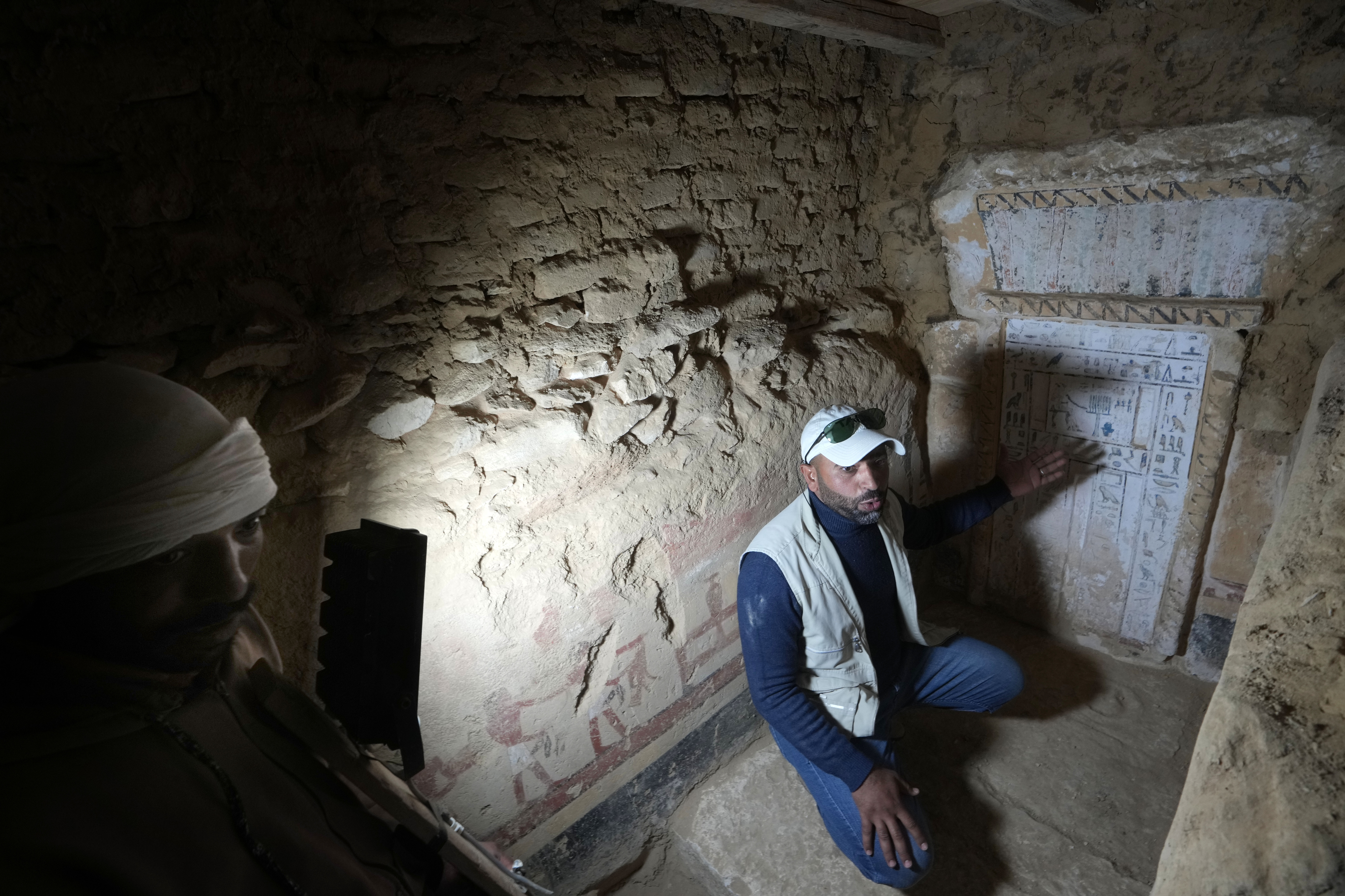 Un arqueólogo egipcio en una de las tumbas descubiertas recientemente (Foto AP/Amr Nabil)