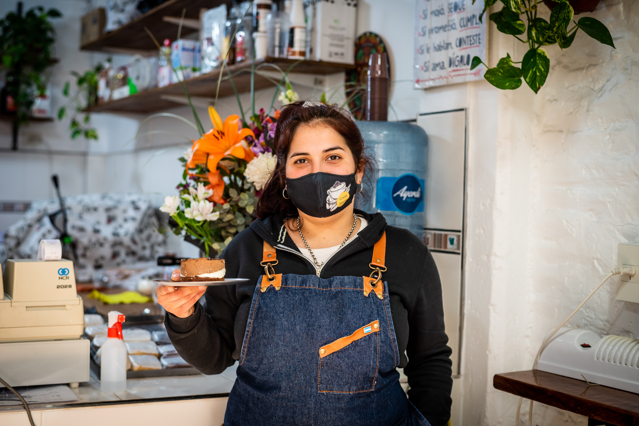 Agustina, de 27 años, logró emprender con su cafetería este año en el Barrio 31 gracias a la ayuda de su familia luego de finalizar su relación laboral en una cadena de cafeterías