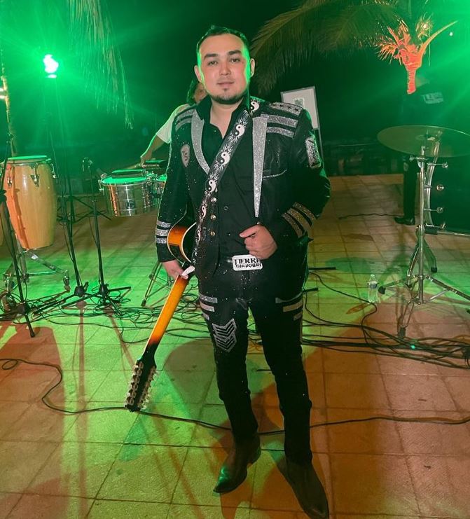 Debido a los gastos y la carga de trabajo que tiene el cantante, comentó que inclusive en esta situación tuvo que seguir cantando (Instagram/@jhobannyfloresoficial)