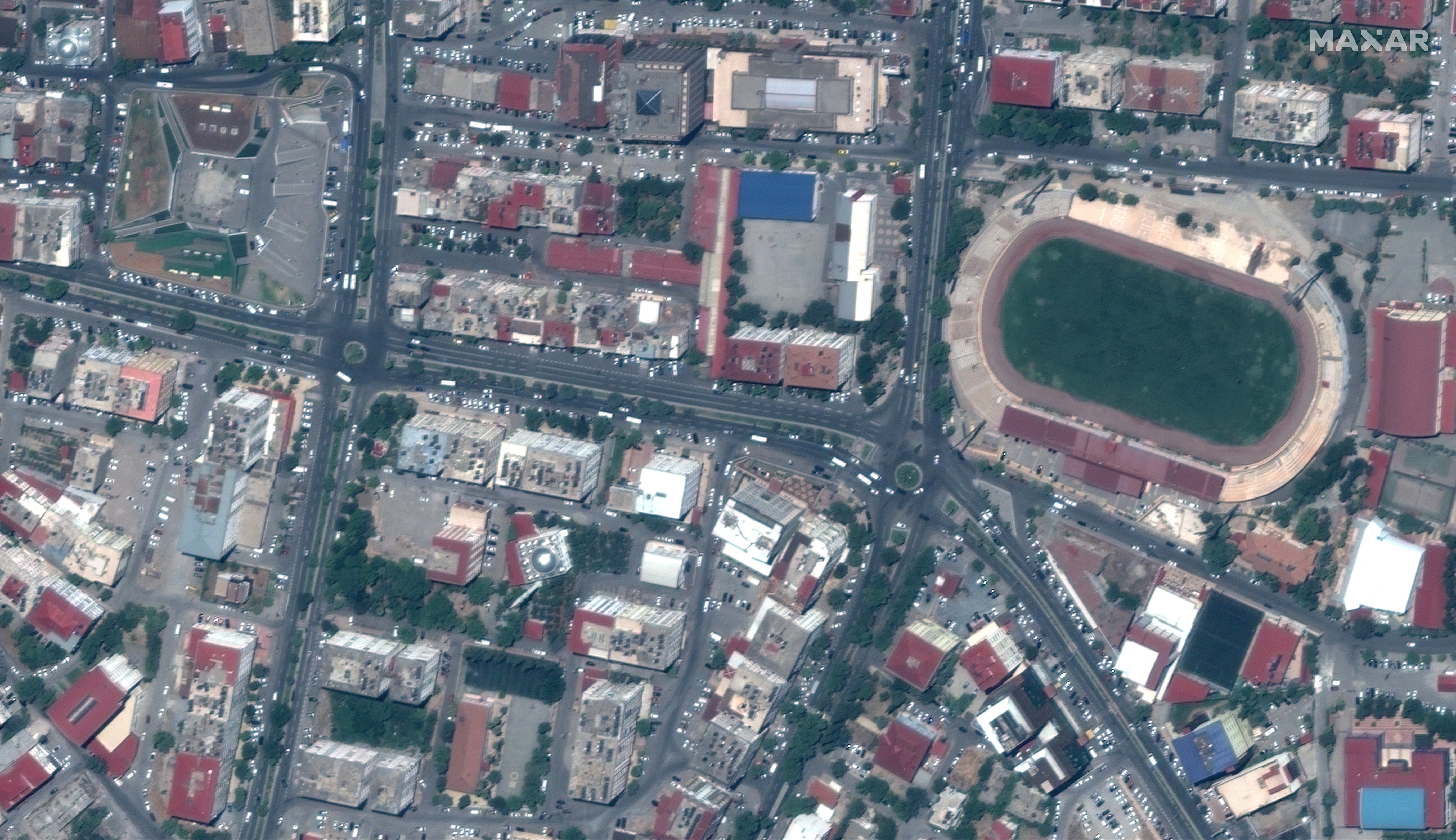 Una imagen satelital muestra edificios y un estadio antes de un terremoto en el centro de Kahramanmaras, Maxar Technologies/Folleto a través de REUTERS 
