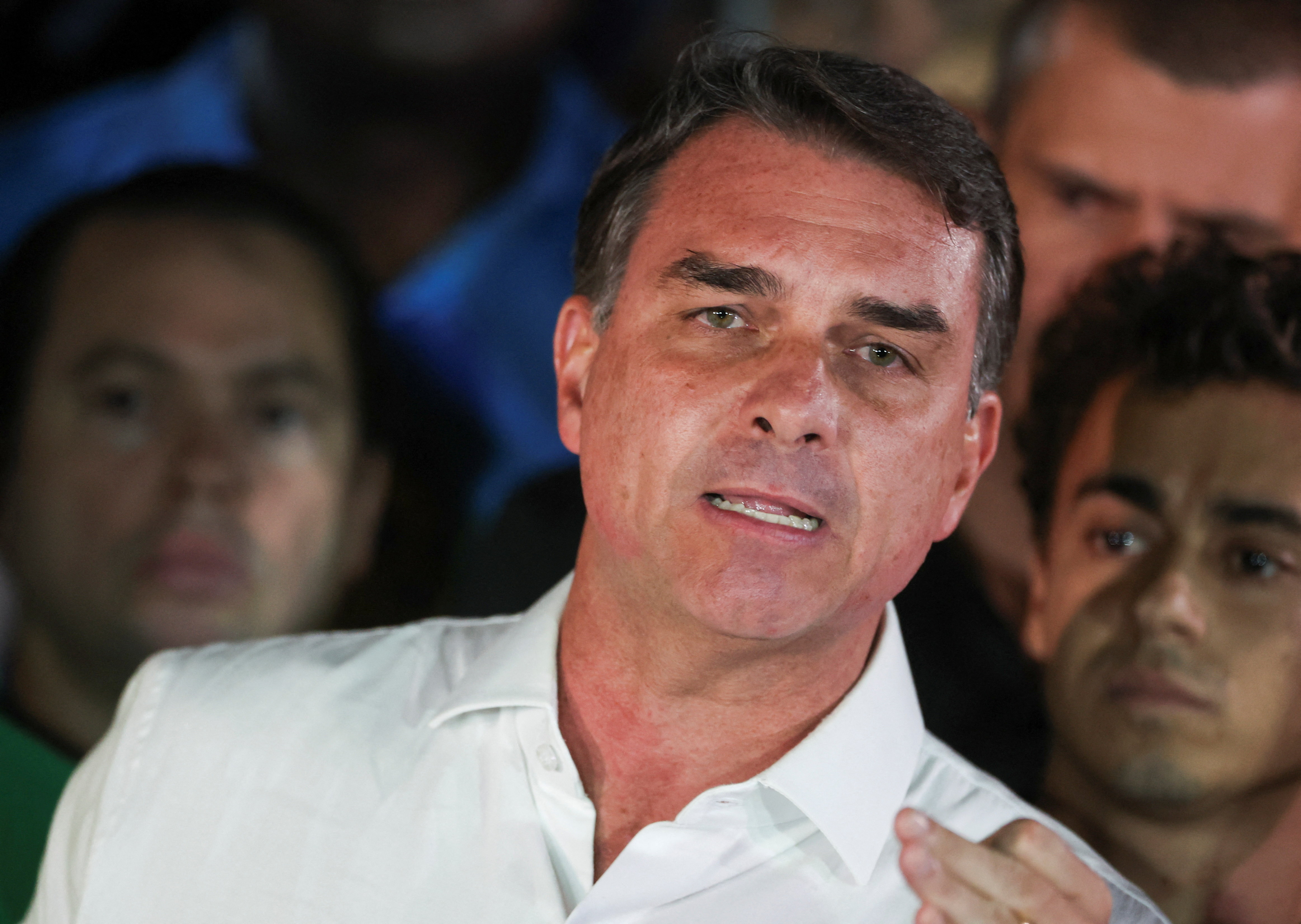 Flávio Bolsonaro habría salido de Brasil y viajaría a Estados Unidos en un vuelo privado desde Argentina