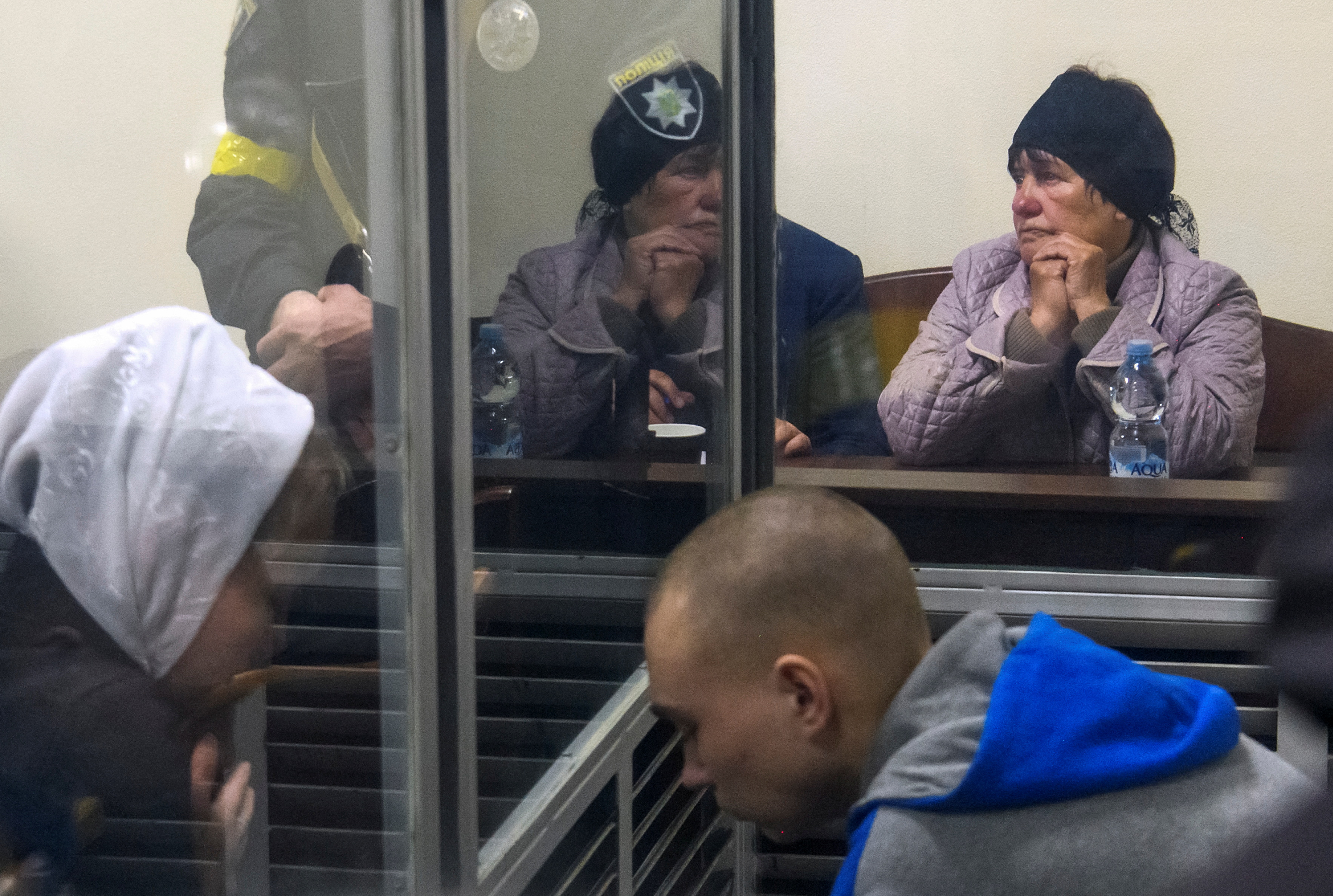 Katerina Shelipova declara en el juicio frente a Vadim Shishimarin, el soldado ruso que mató a su marido. (REUTERS/Vladyslav Musiienko)