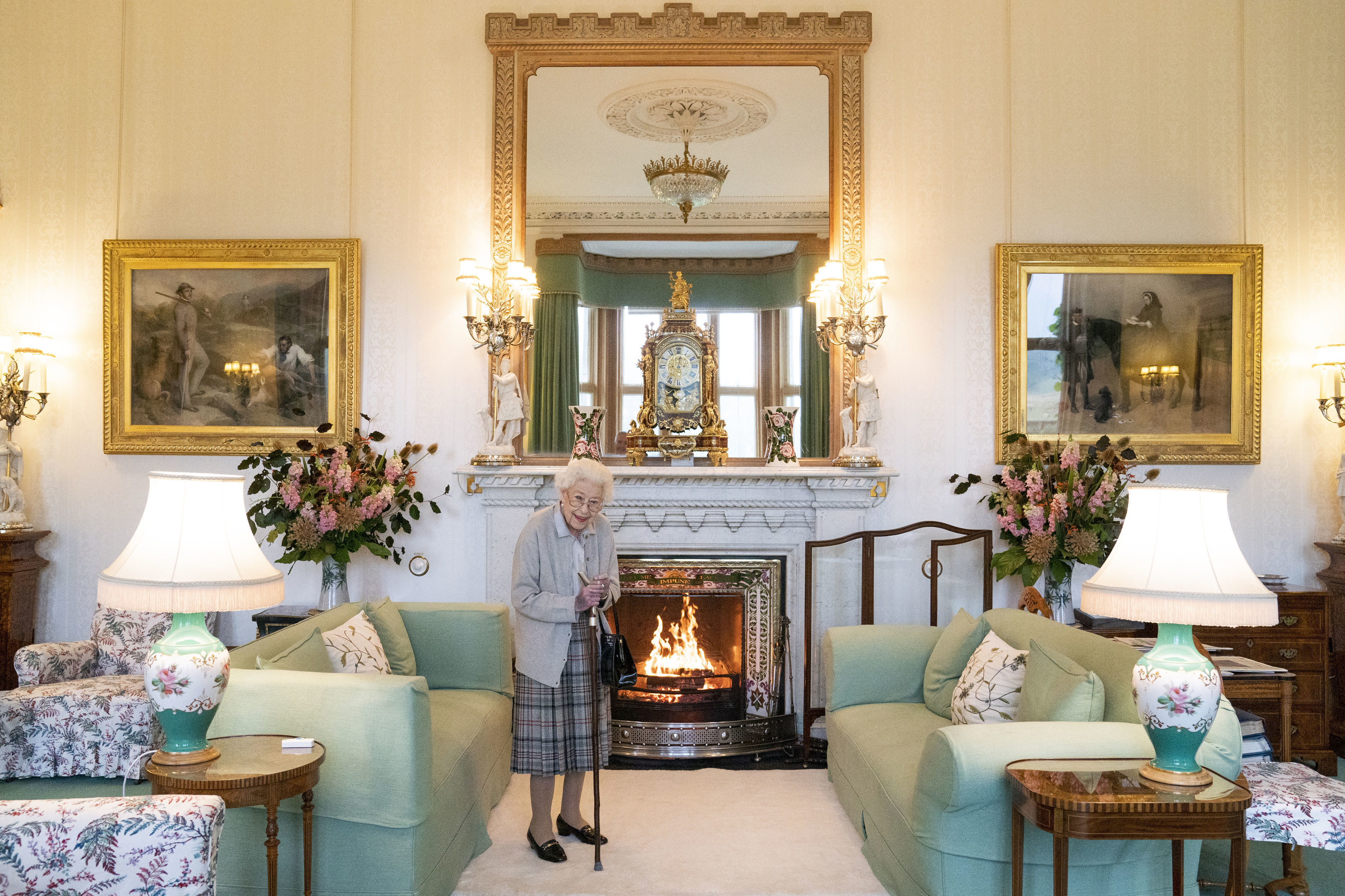 La ceremonia se trasladó a Escocia para brindar certeza sobre el cronograma porque la reina de 96 años ha experimentado problemas para moverse (Jane Barlow/AP)