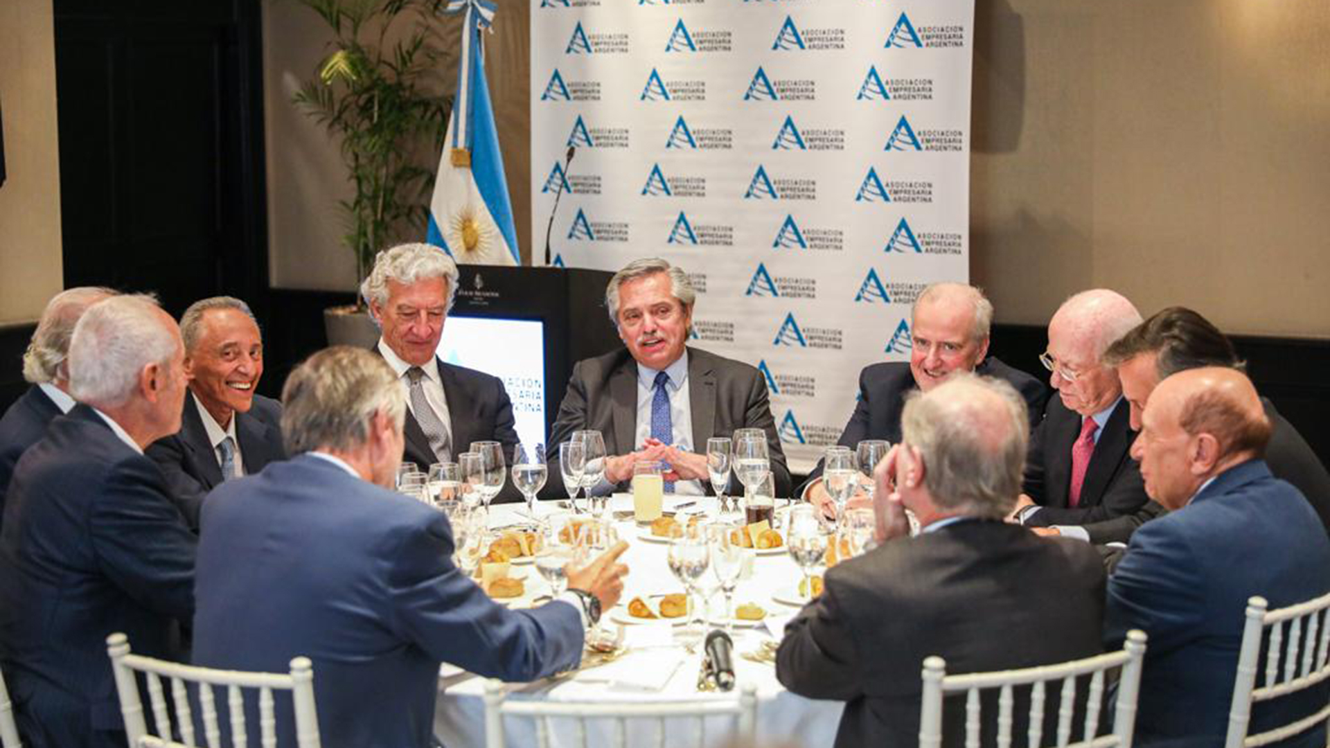 Alberto Fernández está reunido con empresarios para analizar la negociación por la deuda y la situación económica - Infobae