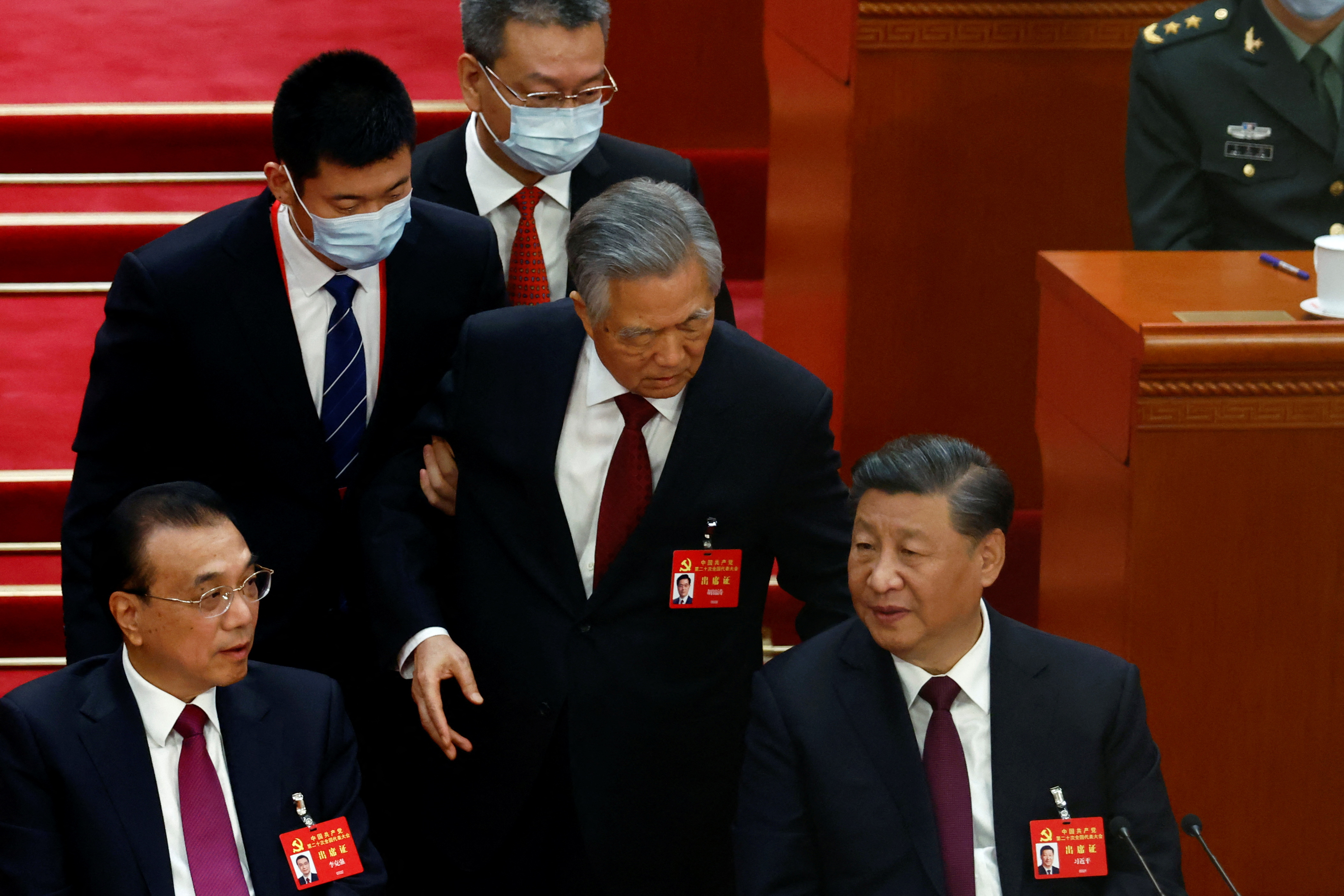 Hu Jintao, le dice algo a Xi Junping mientras es obligado a salir del Congreso del Partido Comunista Chino