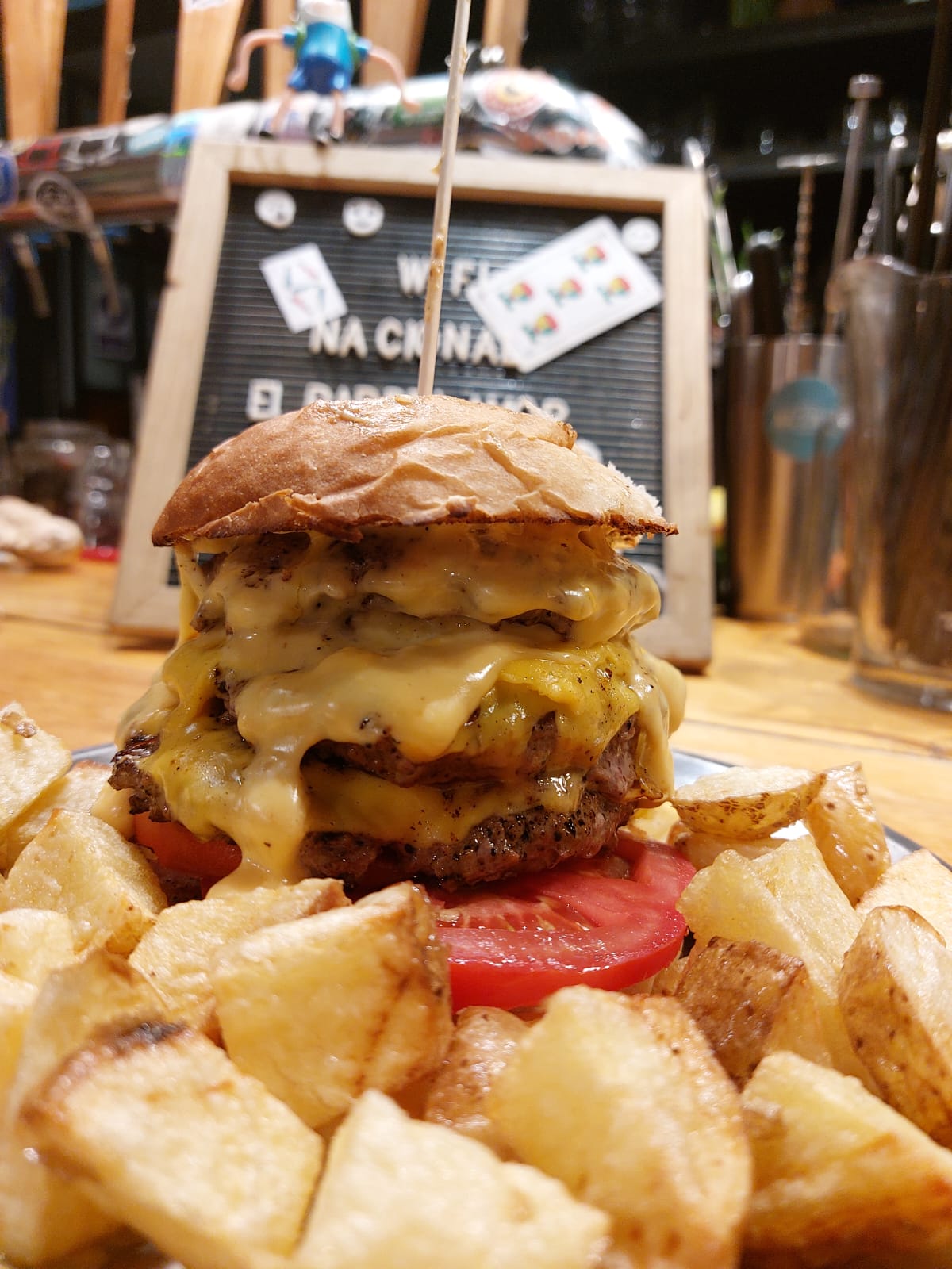 La hamburguesa Dibu es una de las estrellas de la casa en honor a la pasión por la Scaloneta (Instagram @nacional.bar)