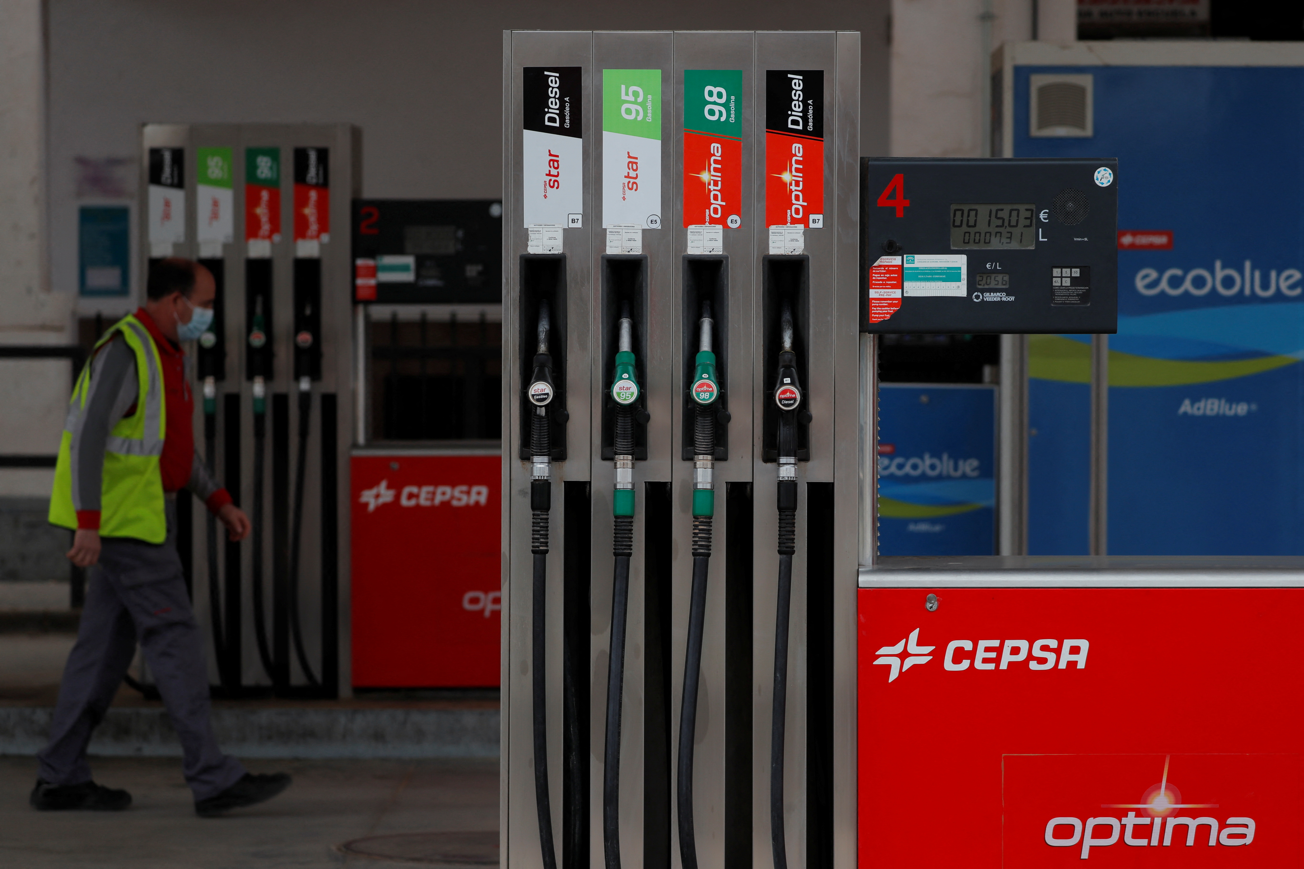Los precios de la gasolina se ubican actualmente en un promedio de USD 4.23 por galón, un 47 por ciento más que hace un año. REUTERS/Jon Nazca