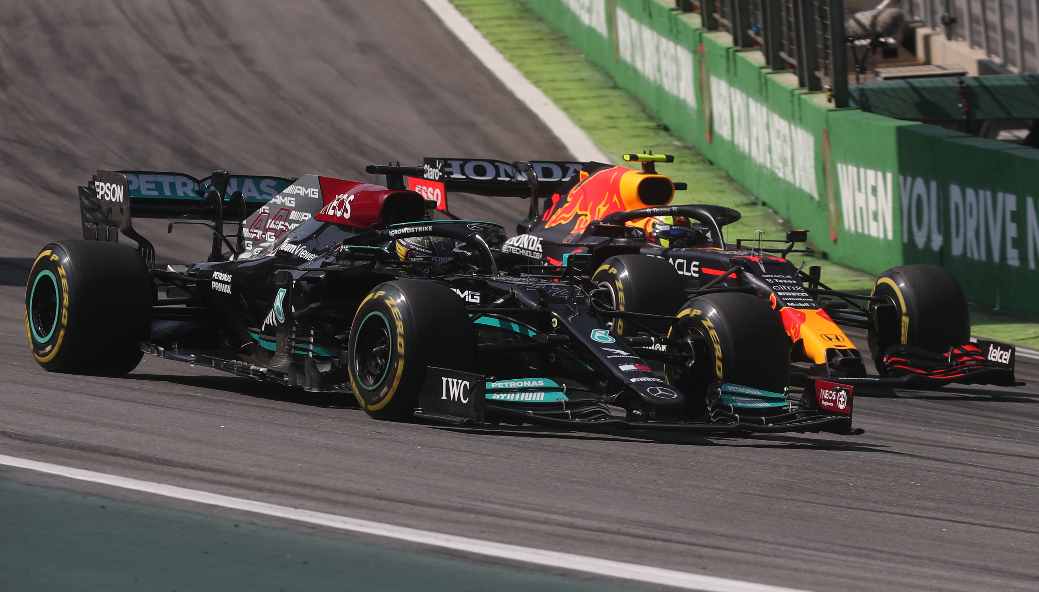 El comienzo de la maniobra de Lewis Hamilton sobre Sergio Pérez (REUTERS/Ricardo Moraes)