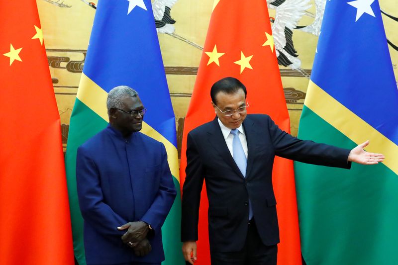 FOTO DE ARCHIVO: El primer ministro de las Islas Salomón, Manasseh Sogavare, y su homólogo de China, Li Keqiang, en Pekín