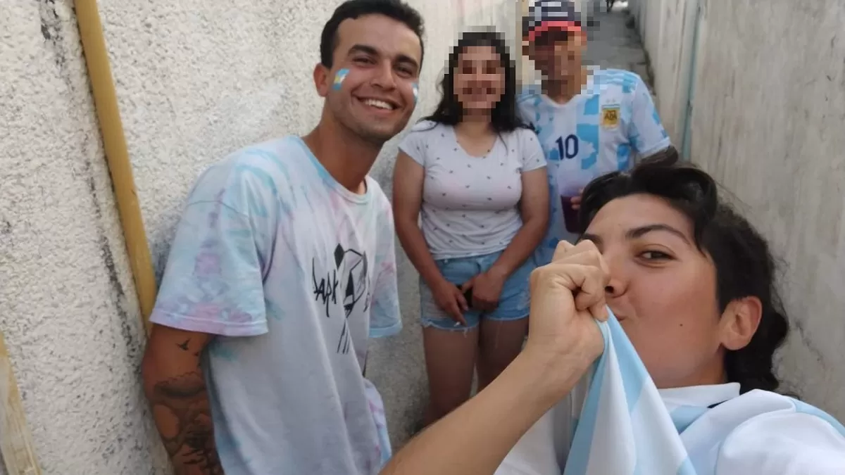 La foto previa al crimen: Agustina besa la camiseta tras el triunfo de la Selección contra México por el Mundial de Qatar. Atrás, Rojas sonríe (Crédito: La Brújula 24)