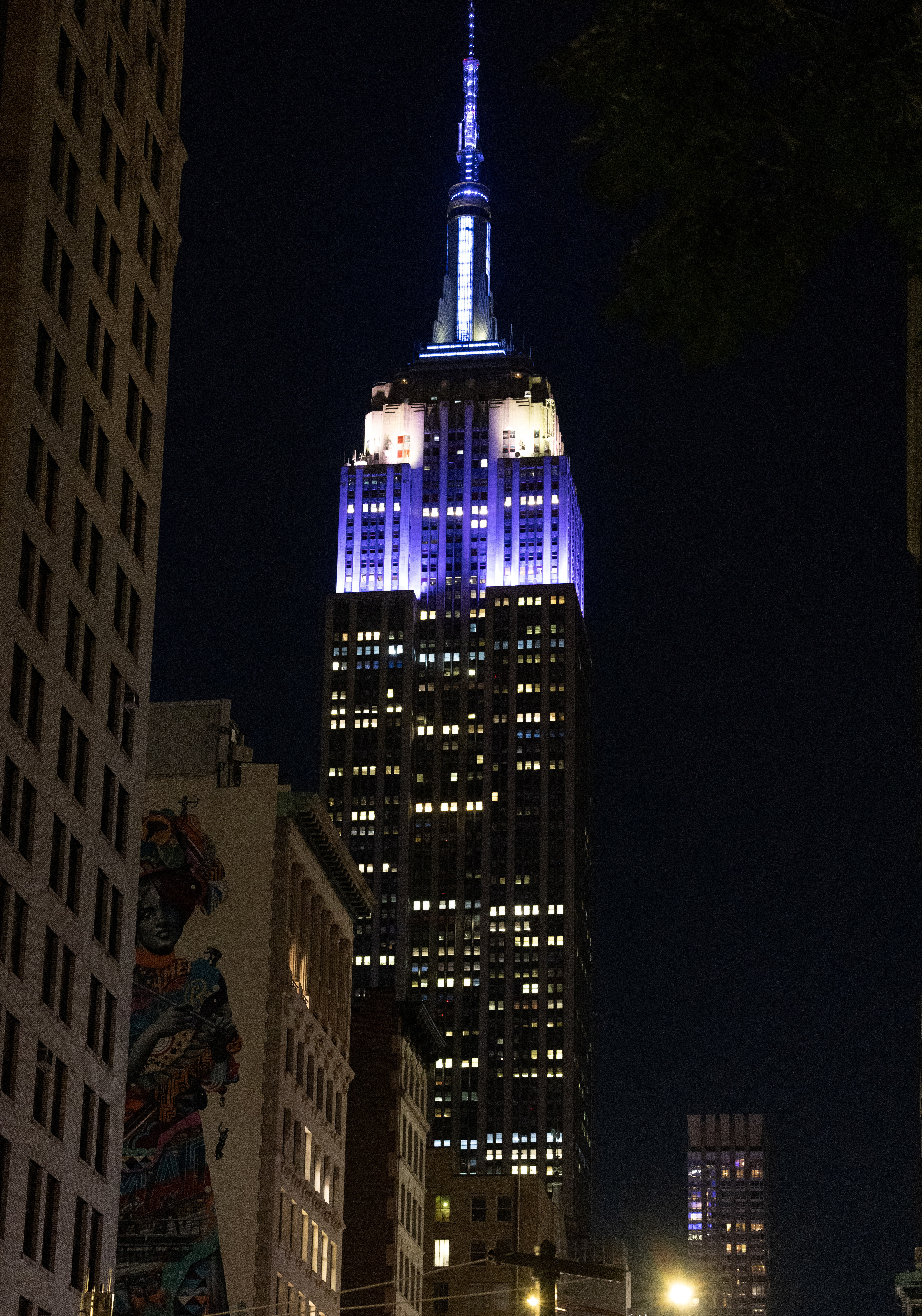 El incónico edificio Empire State Building, en Manhattan, lució purpura, el color de la realeza, tras la muerte de Isabel II
