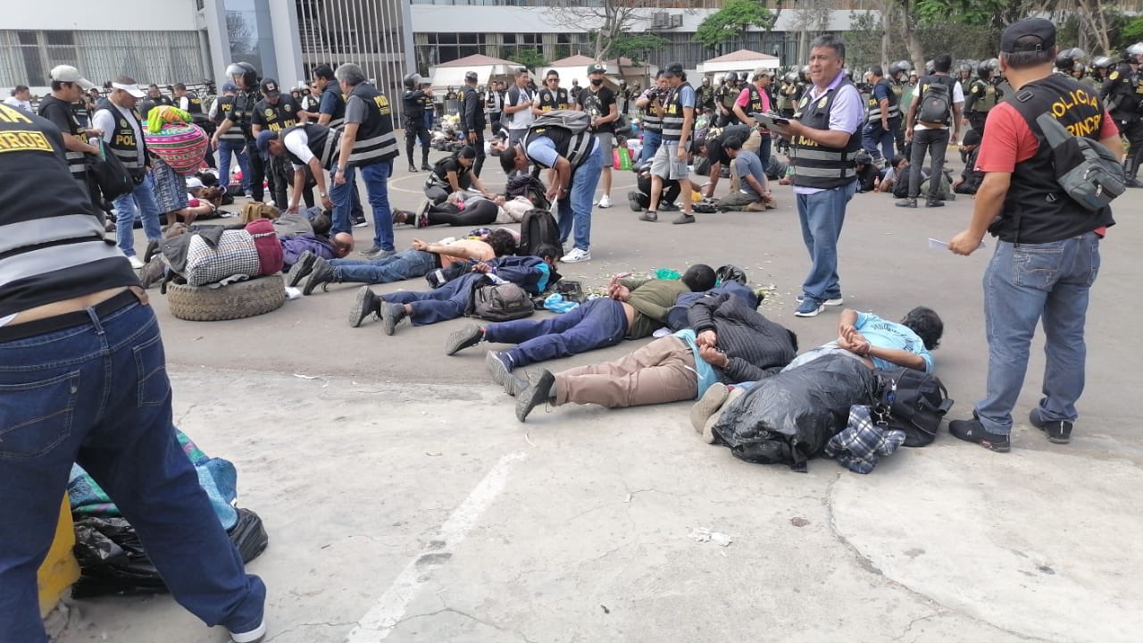 En Lima, la policía ingresó a la fuerza a la Universidad Nacional de San Marcos rompiendo una enorme reja con un vehículo antimotin y detuvo a decenas de manifestantes indígenas y estudiantes que ahí pernoctaban. 