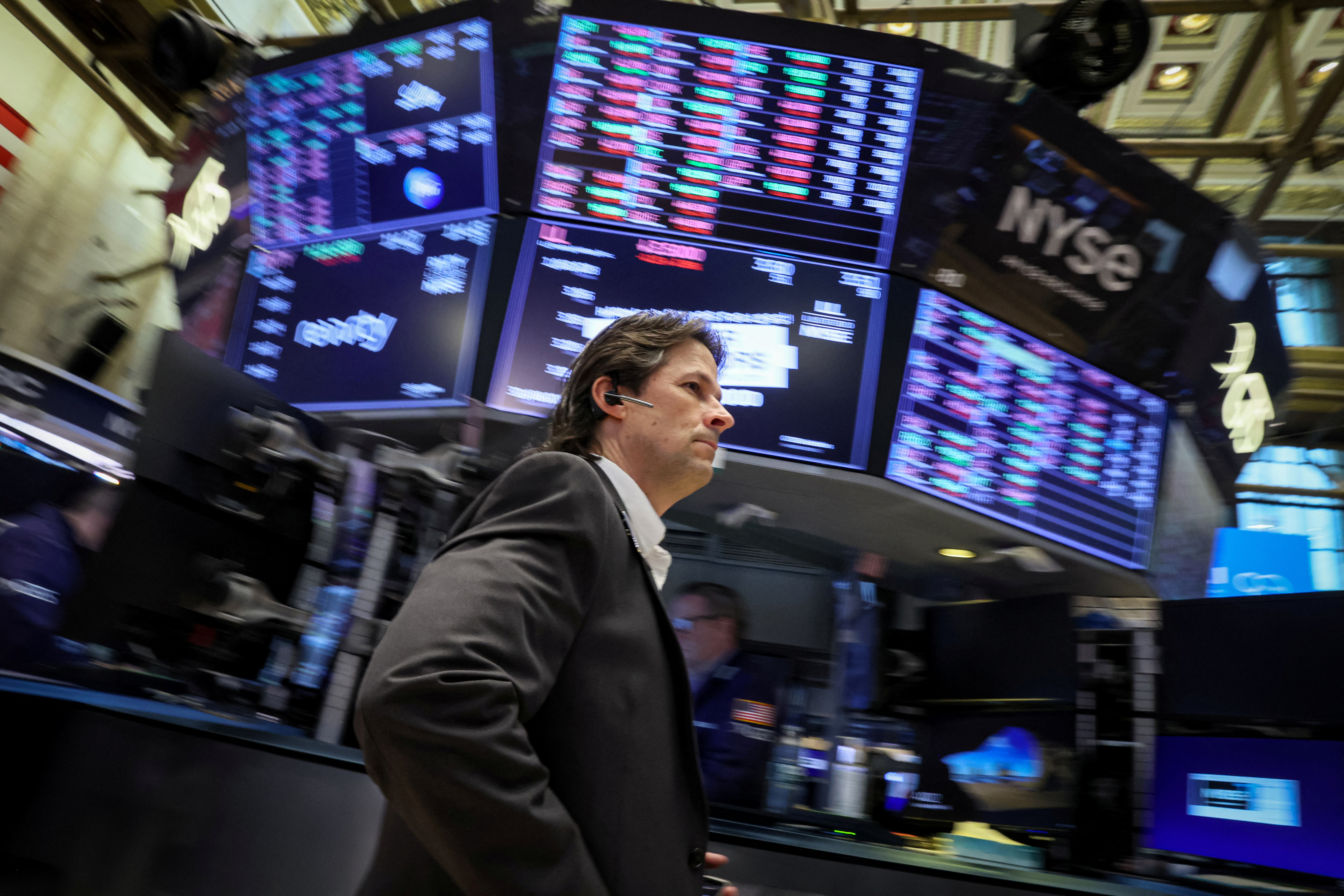 Operadores trabajan en la Bolsa de Nueva York (REUTERS/Brendan McDermid)