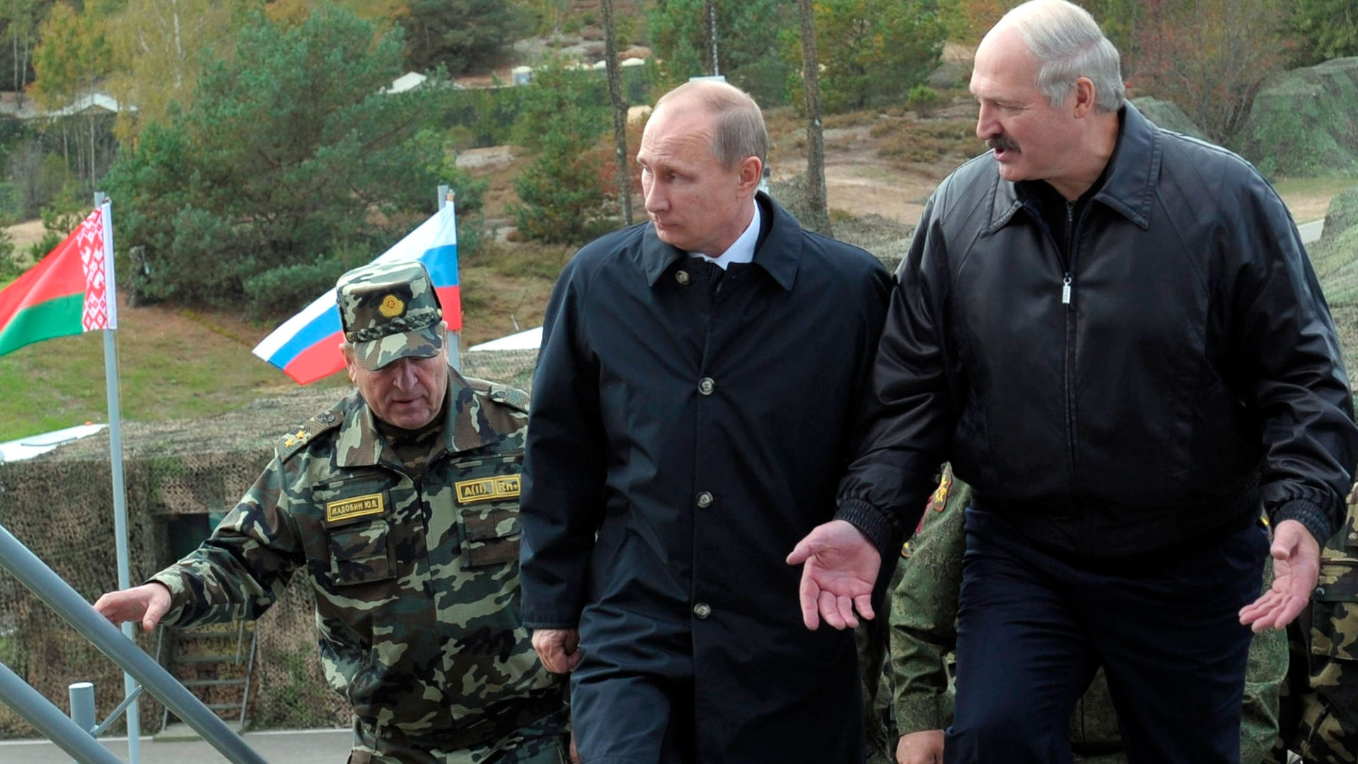 El presidente ruso, Vladimir Putin, y el presidente bielorruso, Alexander Lukashenko, (Alexei Druzhinin, Sputnik, foto de la piscina del Kremlin vía AP, archivo)

