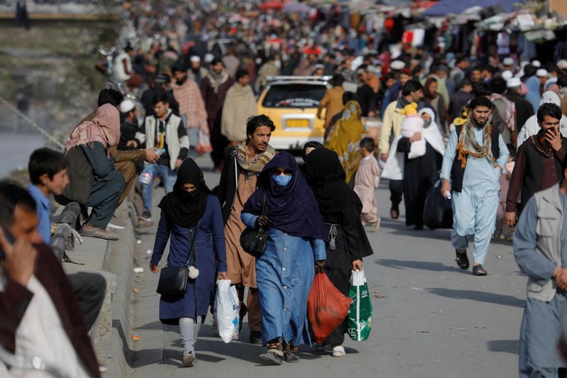 Gente camina por una calle de Kabul, Afganistán. 9 de noviembre de 2022. REUTERS/Ali Khara/Archivo