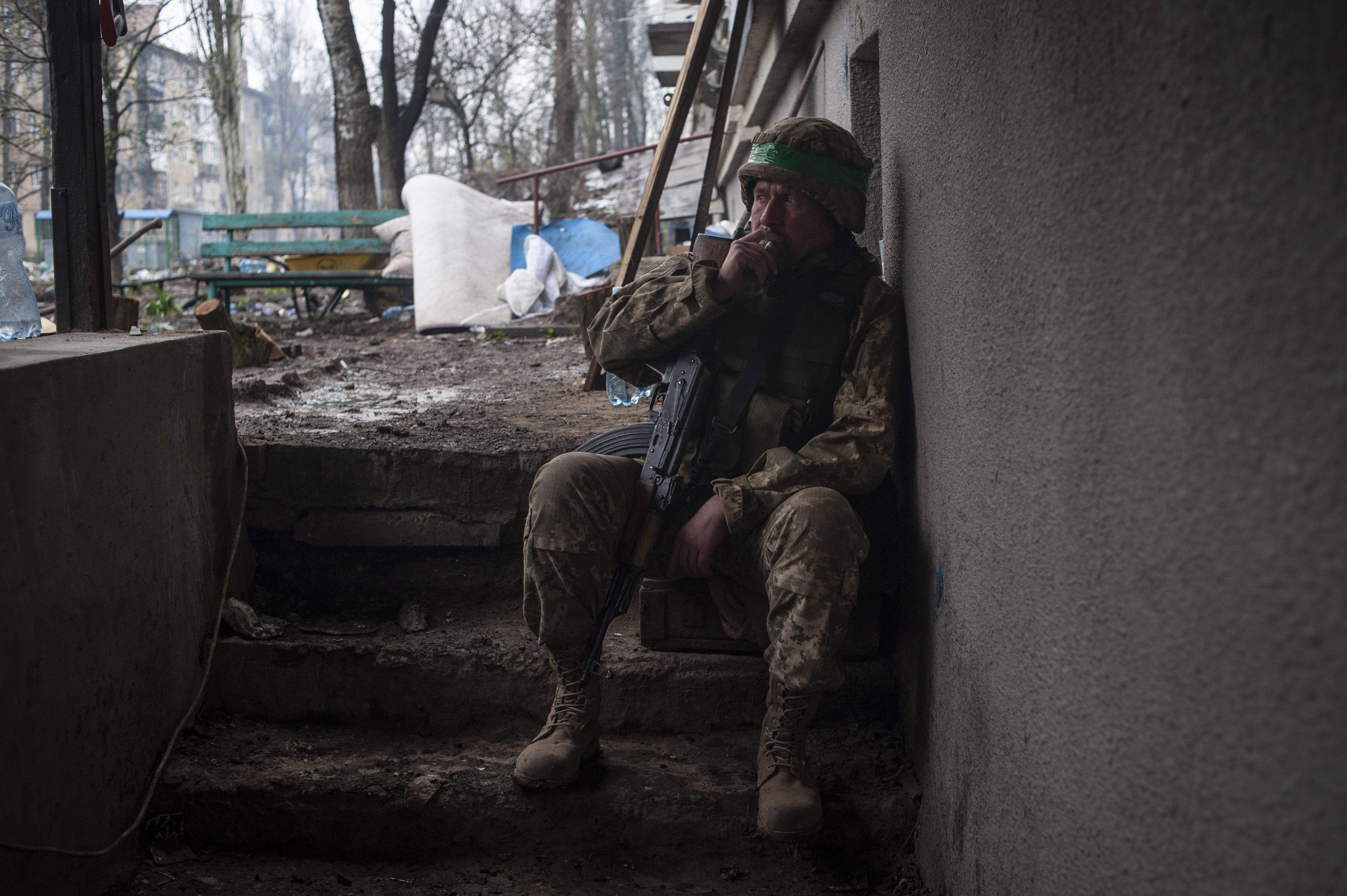 Un soldado ucraniano fuma mientras descansa en la maltrecha ciudad de Bakhmut, en la región de Donetsk, Ucrania, el miércoles 12 de abril de 2023. (Iryna Rubakova via AP)
