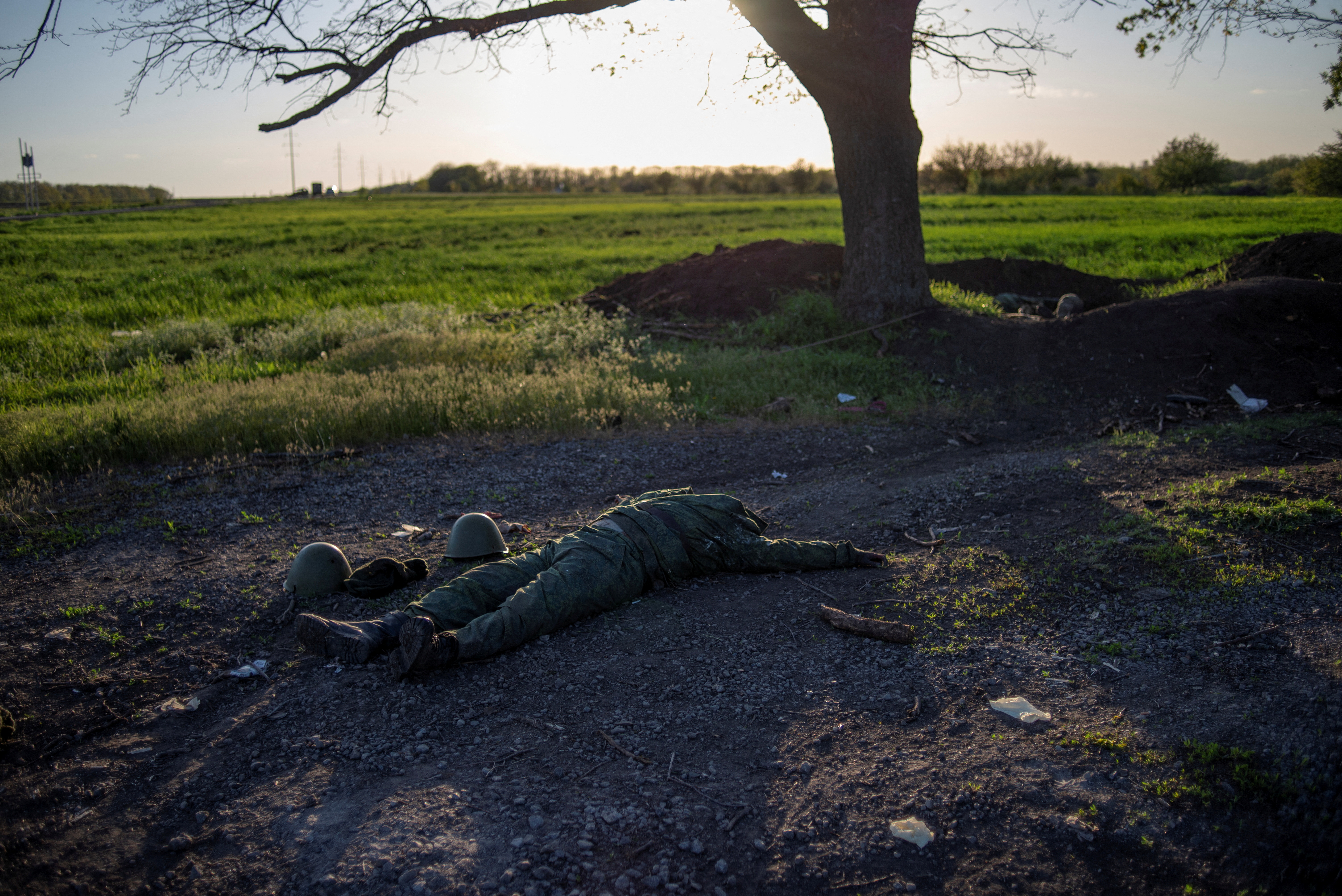 Un cuerpo de soldado ruso es visto en el pueblo de Vilkhivka después de que fue retomado por las Fuerzas Armadas de Ucrania (REUTERS/Julia Kochetova)