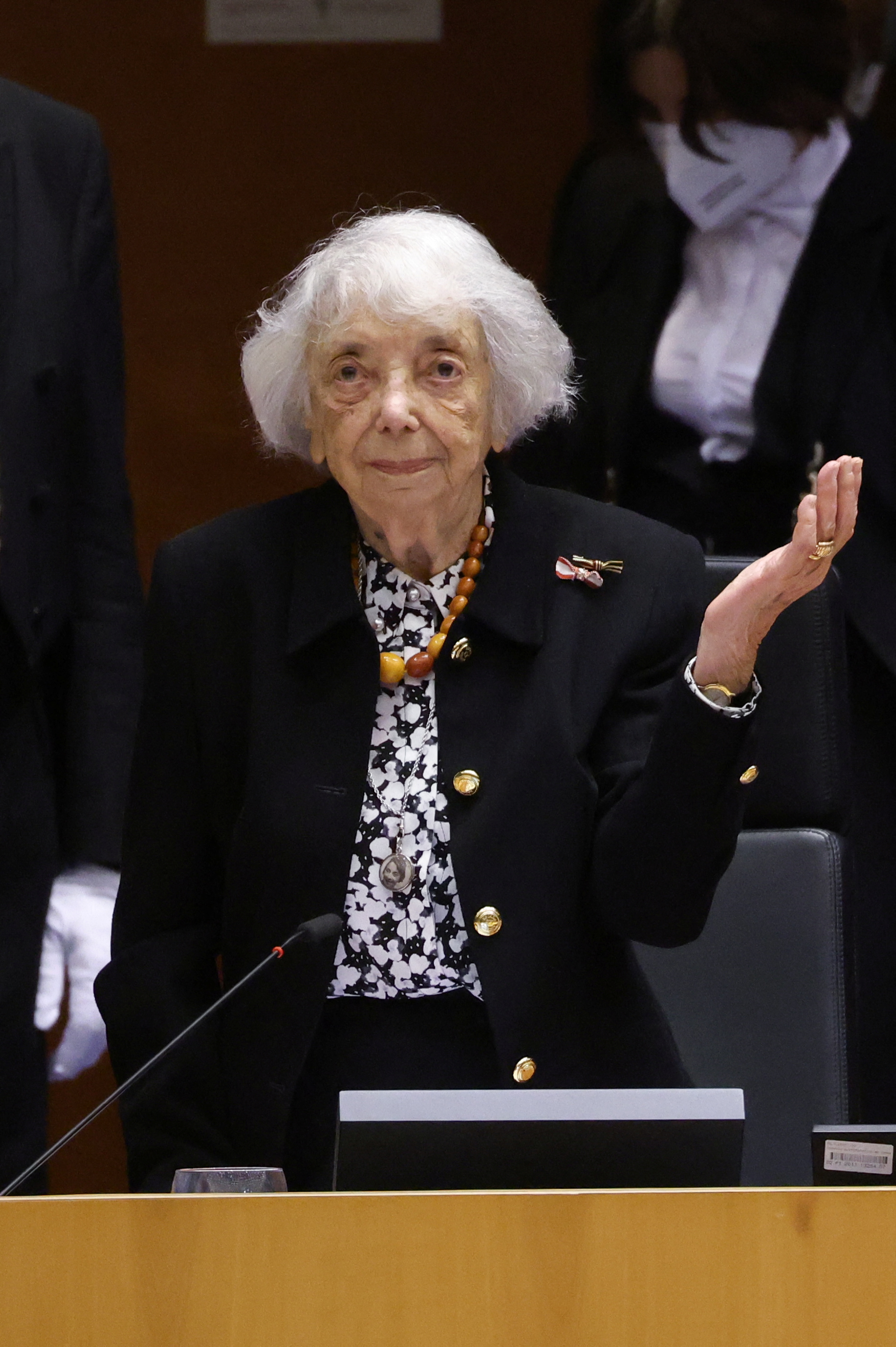 La sobreviviente del Holocausto Margot Friedlander reacciona después de ser aplaudida por miembros del parlamento durante una sesión plenaria especial para conmemorar el Día de la Memoria del Holocausto, en el Parlamento Europeo en Bruselas, Bélgica, el 27 de enero de 2022. REUTERS/Yves Herman