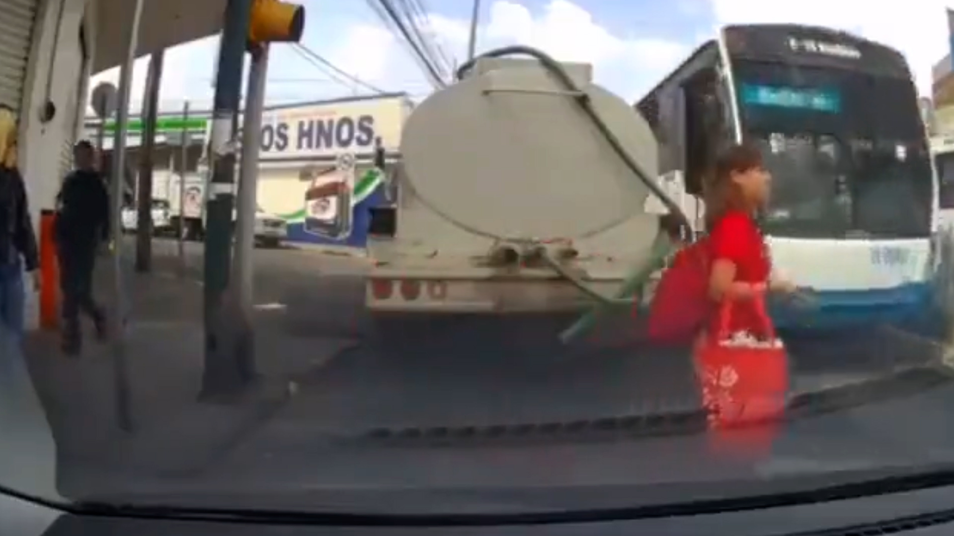Mujer casi muere al ser arrastrada por un camión en Guanajuato