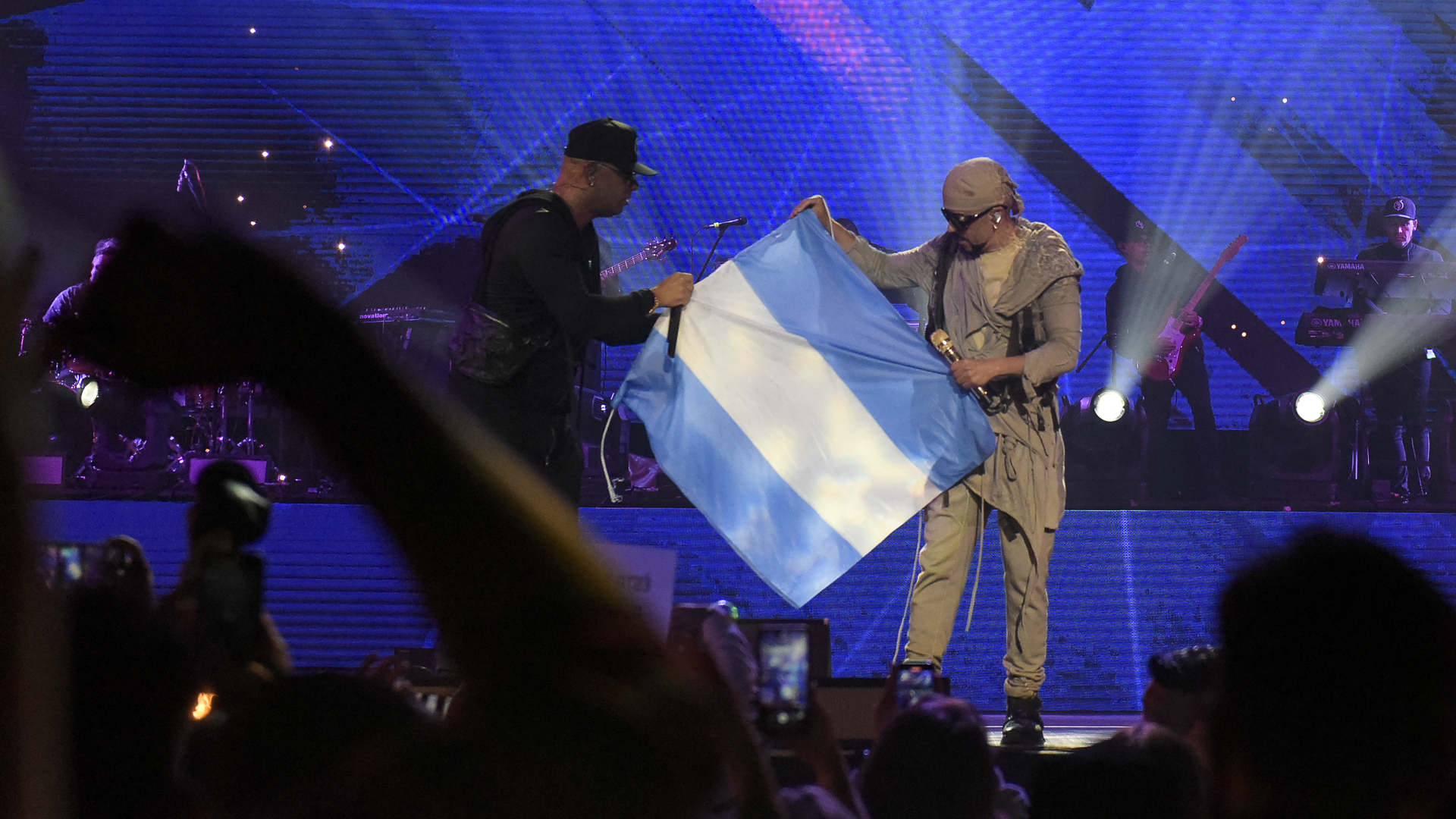 Wisin y Yandel con la bandera de la Argentina 