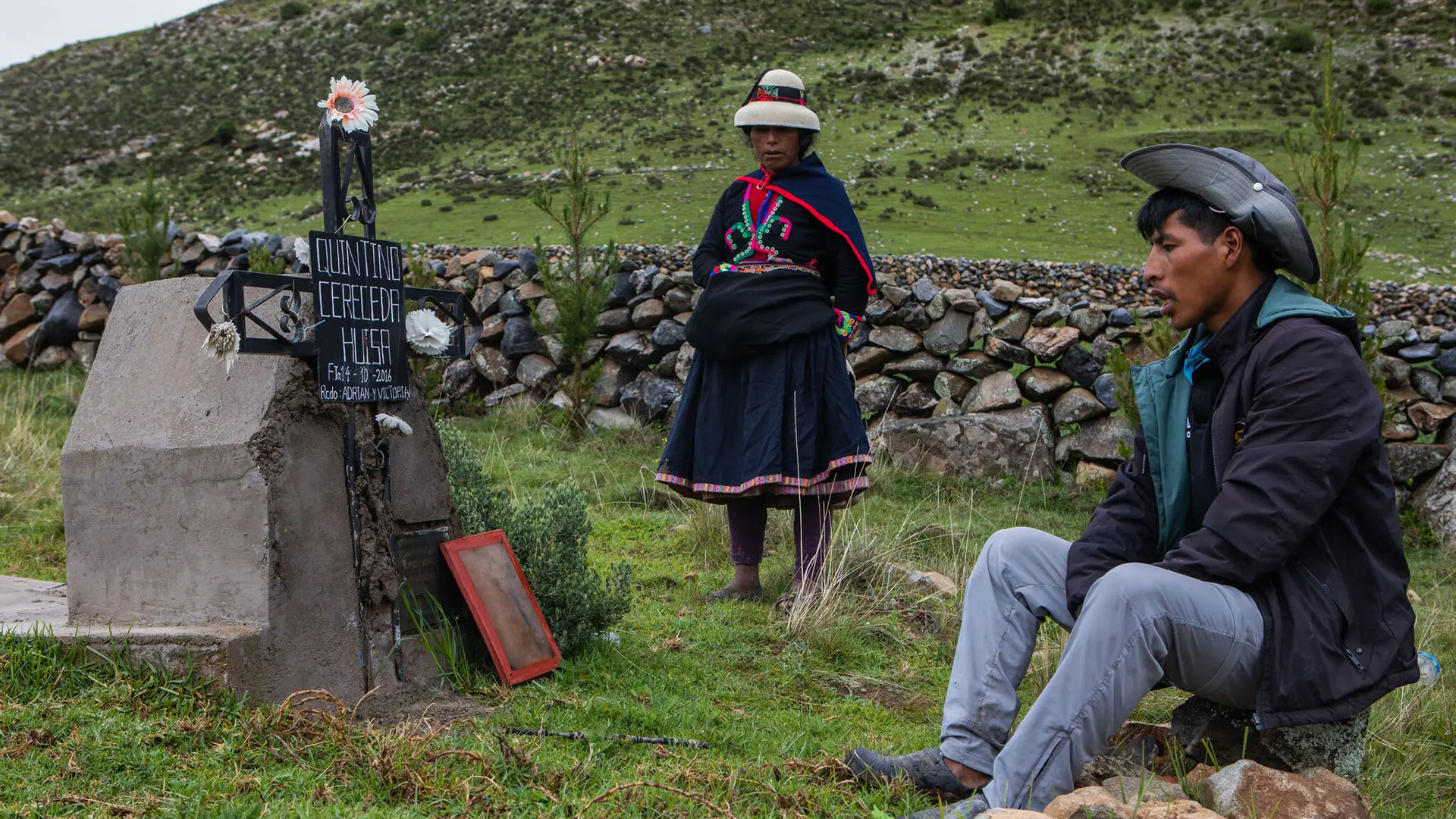 Huillca y su hijo, Alberto, visitando la tumba de su esposo.