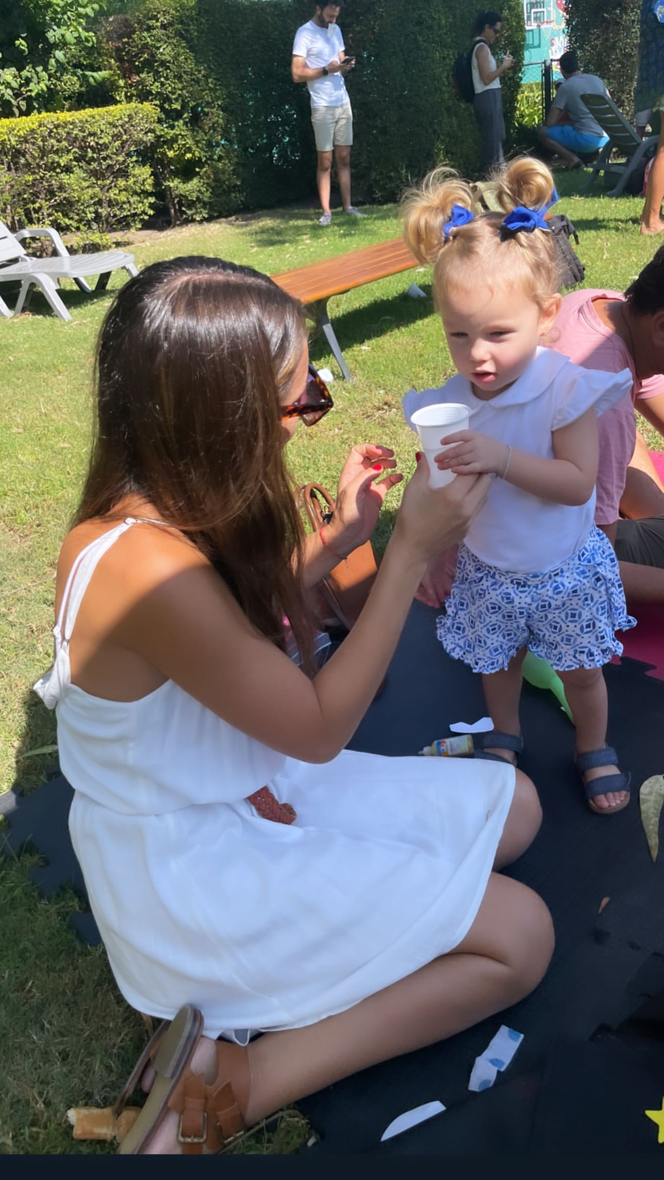Una tarde de juegos y música es la que vivieron Ana García Moritán y sus padres. Pampita y Roberto García Moritán