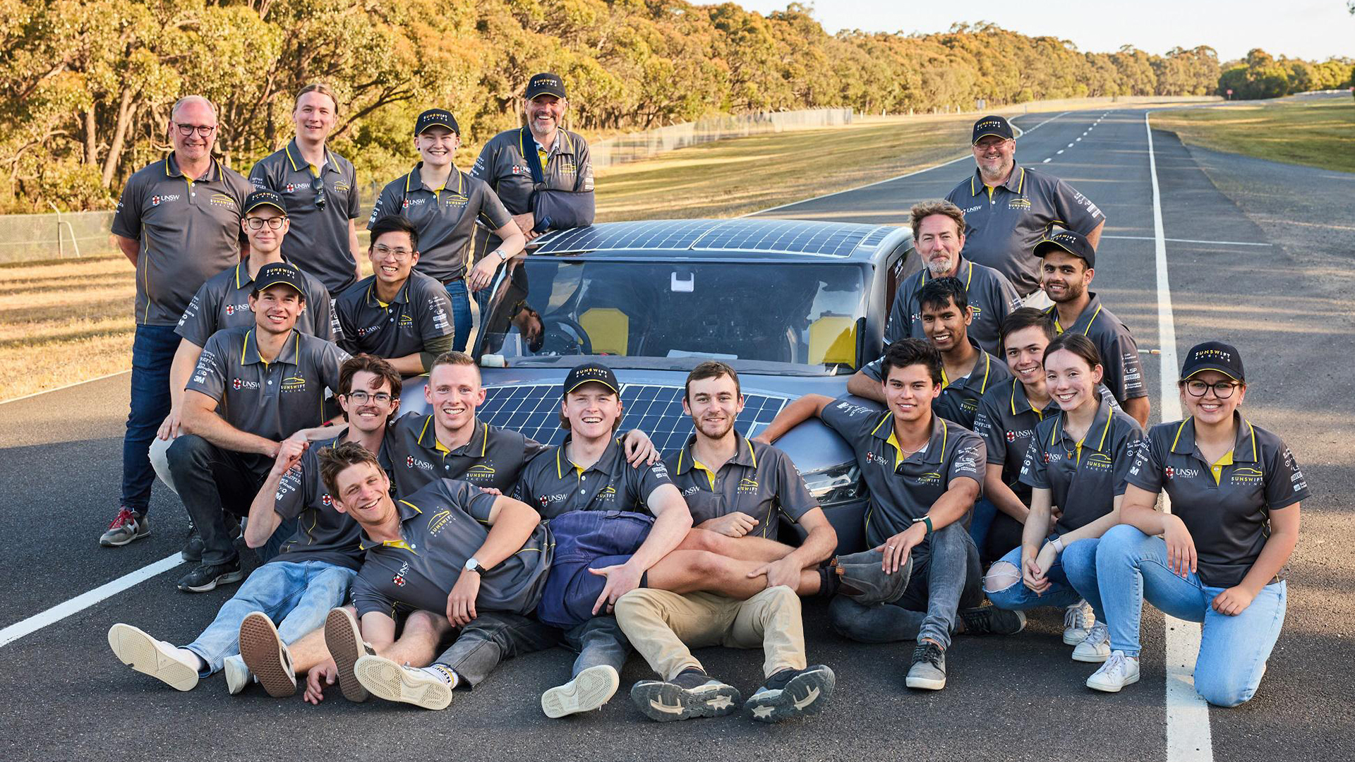 El conjunto de estudiantes de ingeniería de la Universidad de Nueva Gales del Sur junto al Sunswift 7