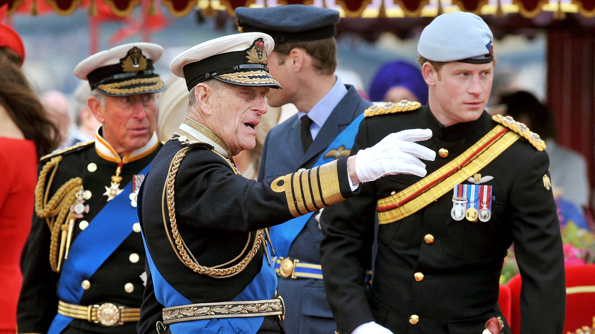 En esta foto de archivo tomada el 3 de junio de 2012, miembros de la Familia Real (de izquierda a derecha) el Príncipe Carlos, el Príncipe Felipe (muerto el pasado 9 de abril), el Príncipe William y el Príncipe Harry hablan a bordo del Spirit of Chartwell durante el Thames Diamond Jubilee en Londres (AFP)
