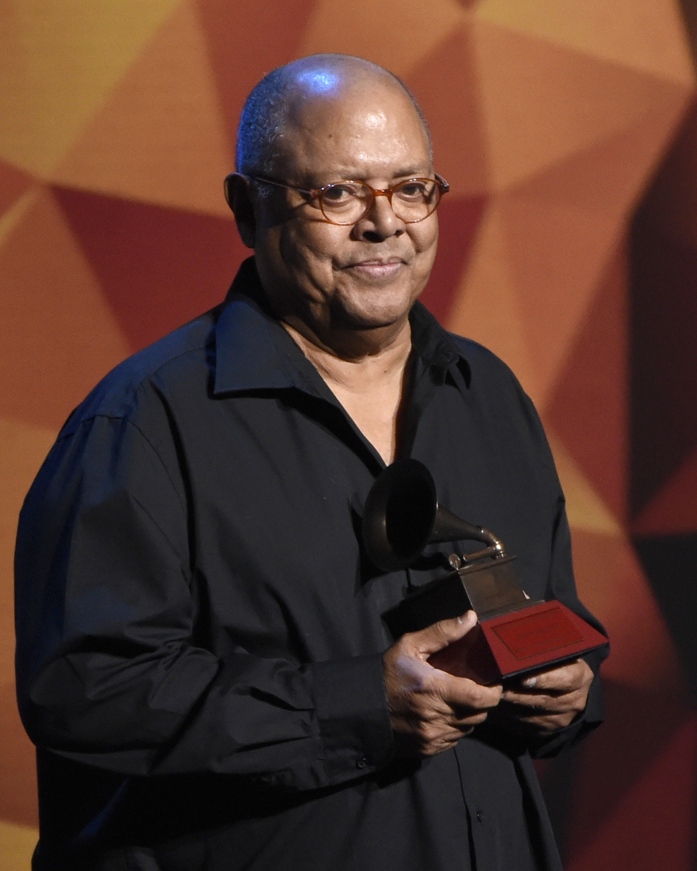 FILE - Pablo Milanes receives the Latin Recording Academy Award for Musical Excellence at the Ka Theater at the MGM Grand Hotel on Nov. 18, 2015, in Las Vegas.  Milanés died in Madrid on November 22, 2022, his office reported.  He was 79 years old.  (Photo Chris Pizzello/Invision/AP, File)