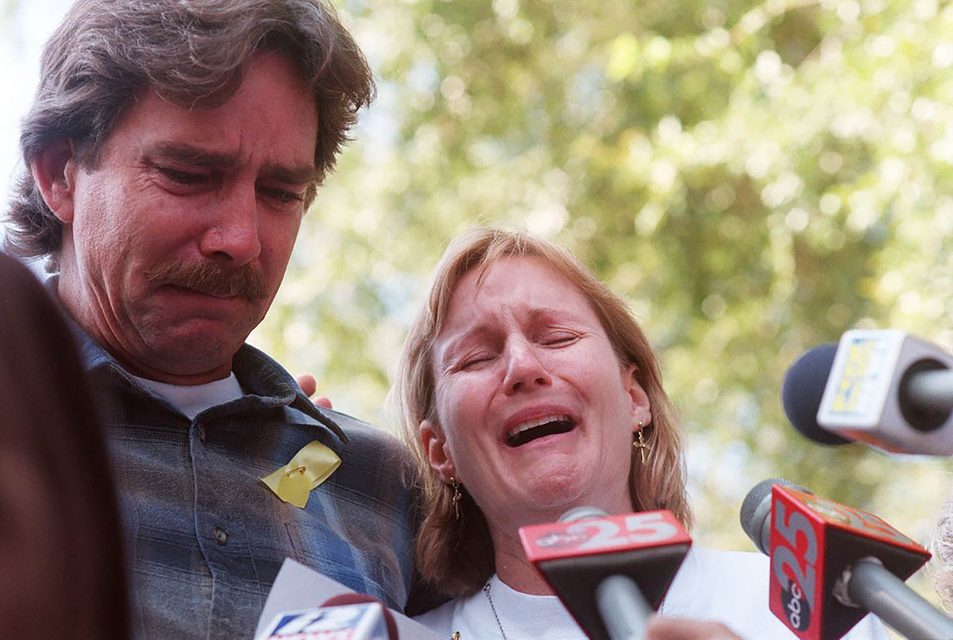 Una imagen del 6 de noviembre de 1998. Steve y Sheila Clifton, los padres de Maddie, dan una conferencia de prensa en el vecindario donde viven y donde su hija fue asesinada (Hope Kinchen/The Florida Times-Union via AP)