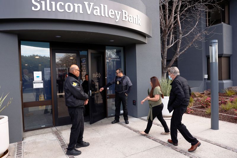 FOTO DE ARCHIVO: Varias personas frente a la sede de Silicon Valley Bank en Santa Clara, estado de California (REUTERS/Brittany Hosea-Small)