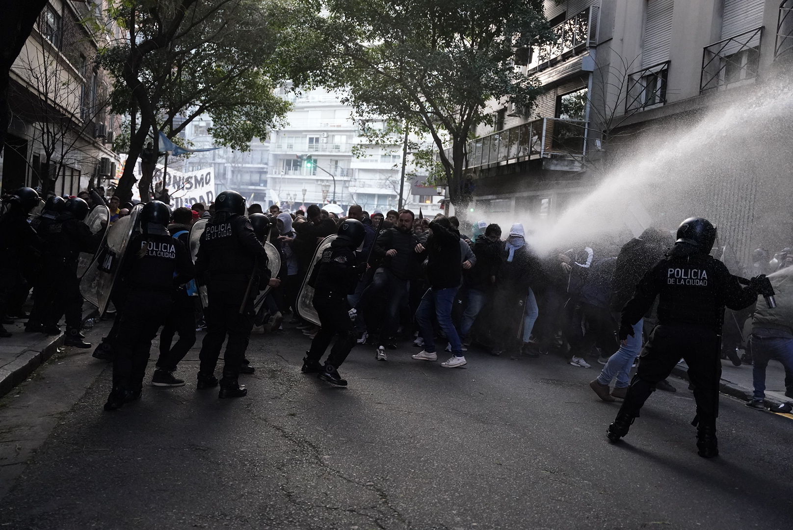 Un grupo de militantes derribó las vallas ubicadas sobre la esquina de Juncal y Uruguay