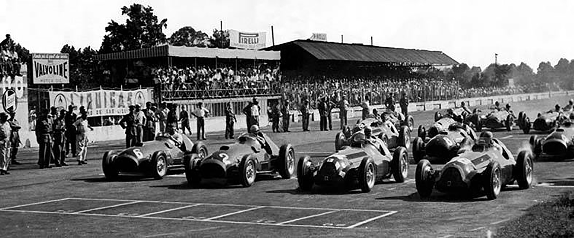 Largada de Monza en 1951. De derecha a izquierda: Fangio, Farina, Ascari y González (Facebook Museo Fangio).