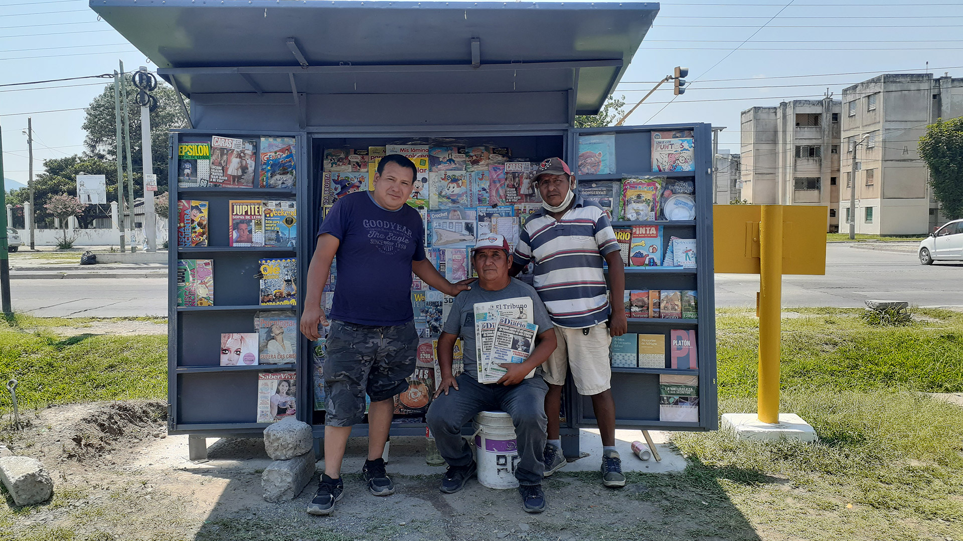 Adrián y sus amigos canillitas en su kiosco ubicado en La Capital y La Nación