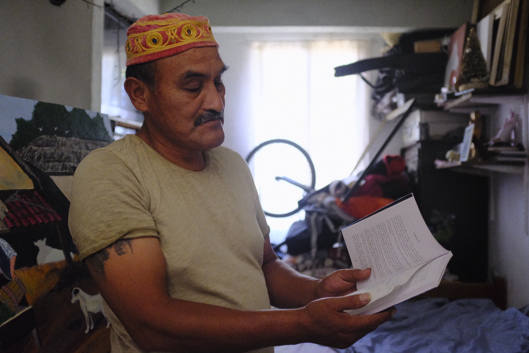 Nadie y uno de sus libros: "Escribir me libera", afirma (Franco Fafasuli)