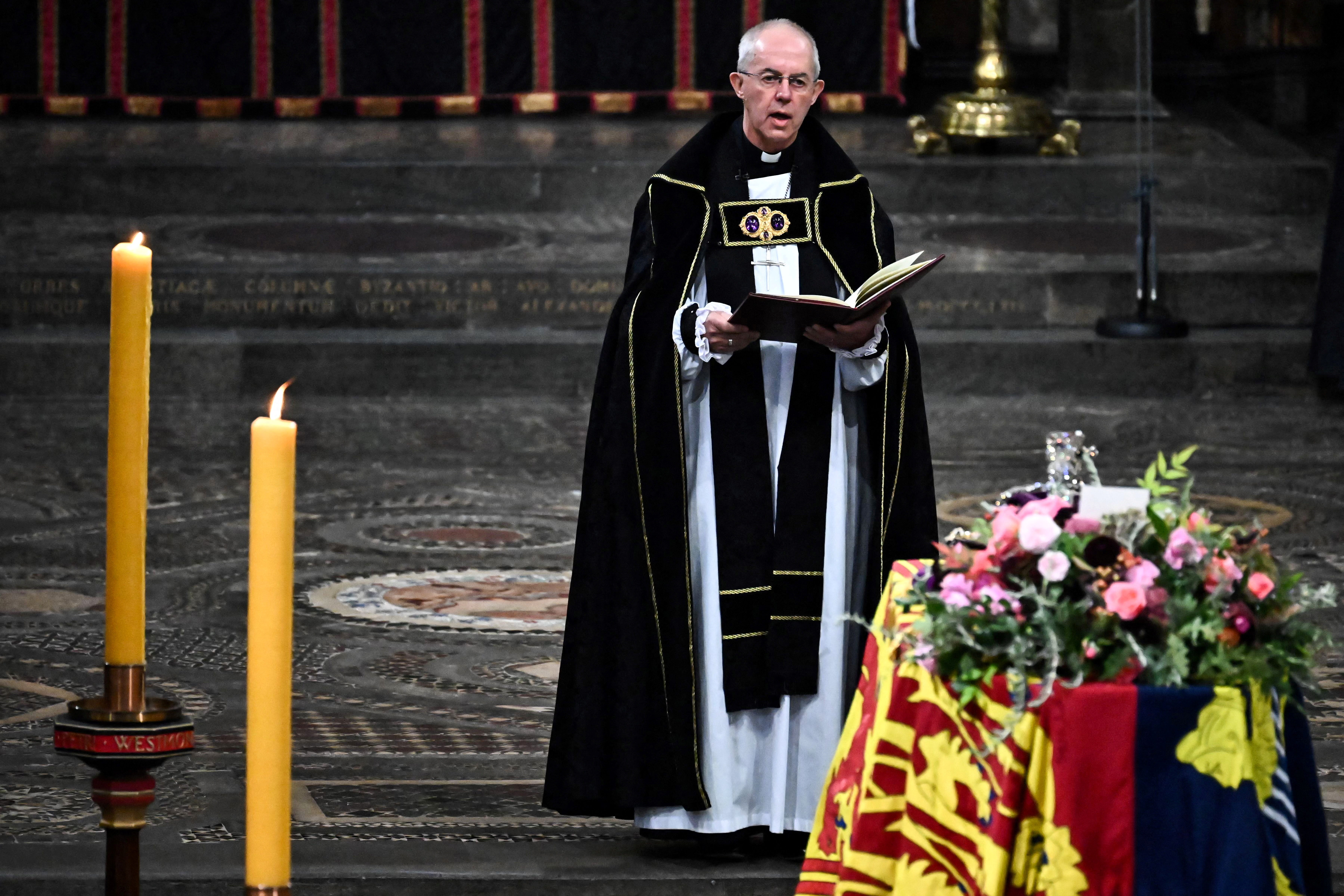 El arzobispo de Canterbury, Justin Welby, da una lectura en el funeral estatal de la reina Isabel II de Gran Bretaña. 