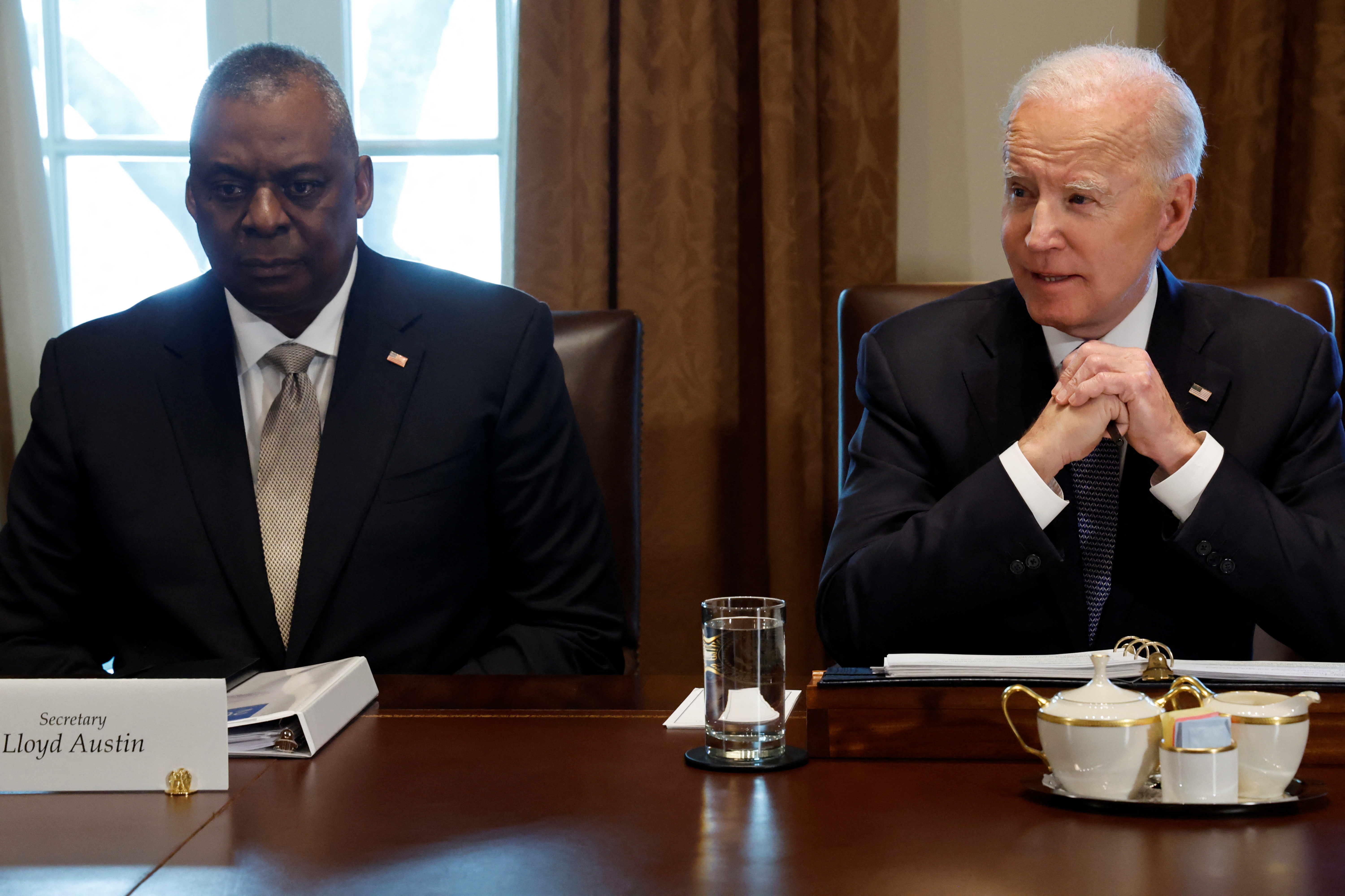 El presidente Joe Biden junto al ministro de Defensa, Lloyd Austin   (REUTERS/Jonathan Ernst)