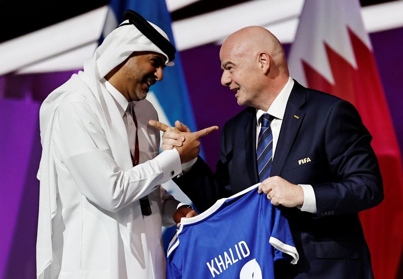 El presidente de la FIFA, Gianni Infantino, con el primer ministro de Qatar, el jeque Khalid bin Khalifa bin Abdul Aziz al-Thani, sosteniendo una camiseta durante el Congreso de la FIFA en doha, en marzo pasado. Qatar prohibió la venta de cerveza en los estadios, lo que impacta en un negocio millonario de la FIFA (Reuters)