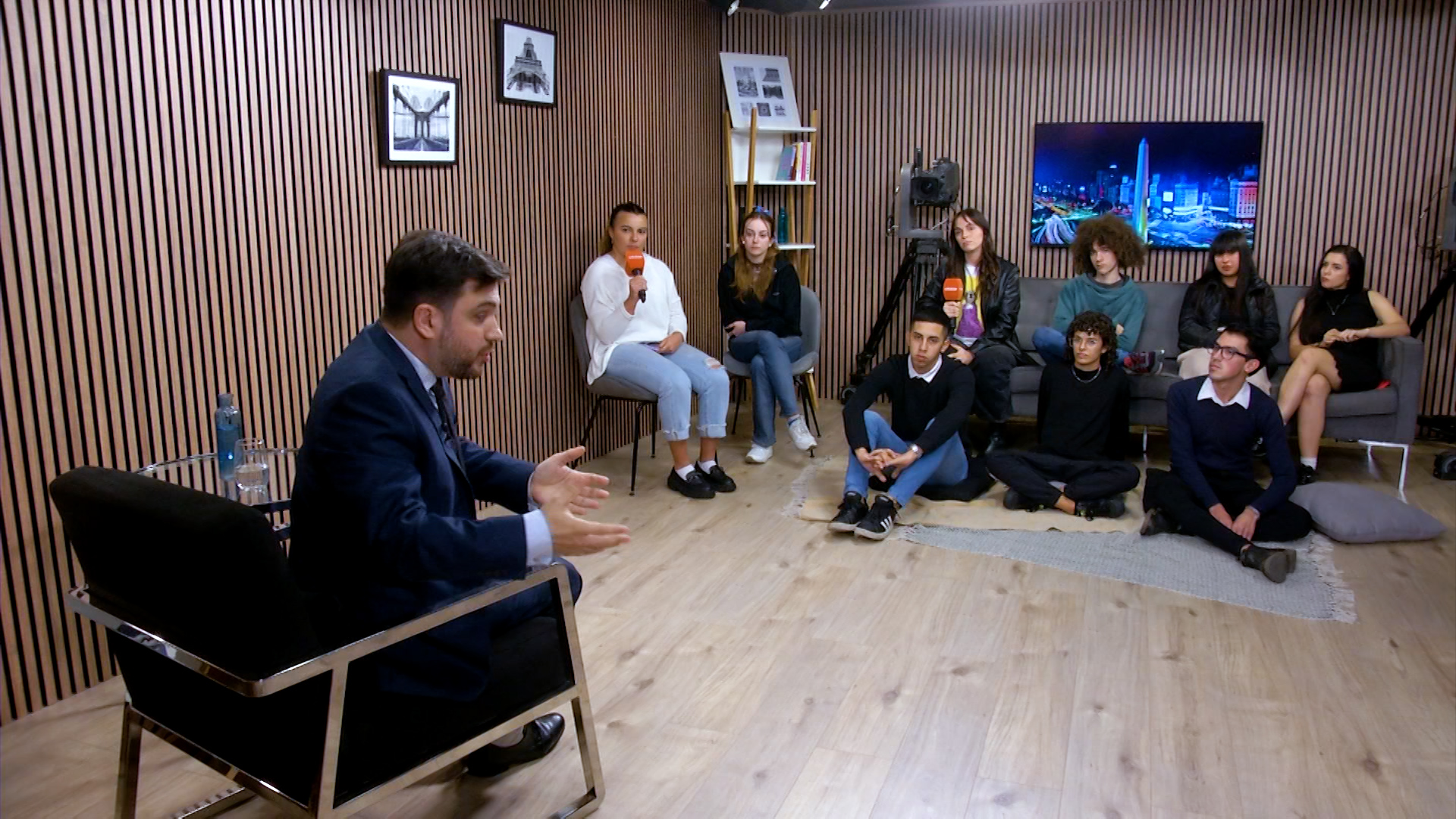 Contrapunto. Los nueve jóvenes que participaron de La entrevista informal con Ramiro Marra.