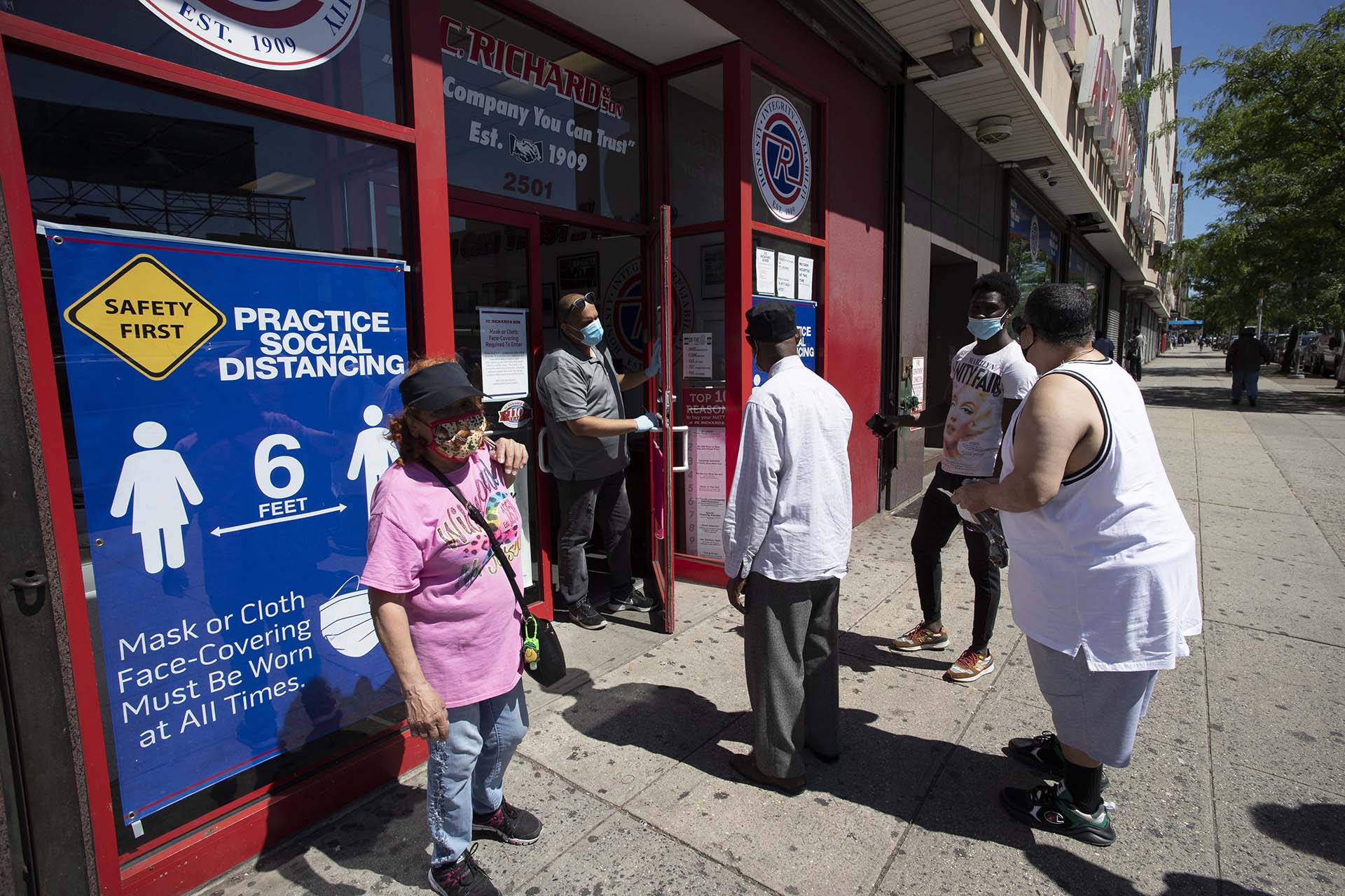 Clientes ingresan al negocio de electrónica P.C. Richard and Son en el Bronx